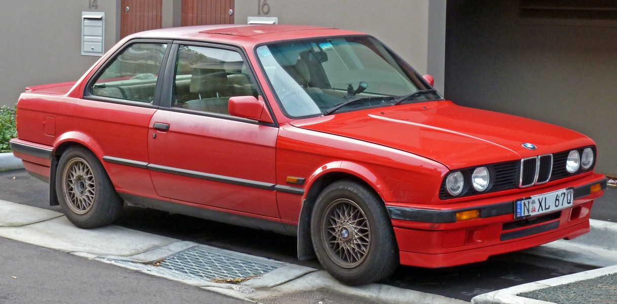1990-1991 BMW 318is (E30) 2-door sedan 02