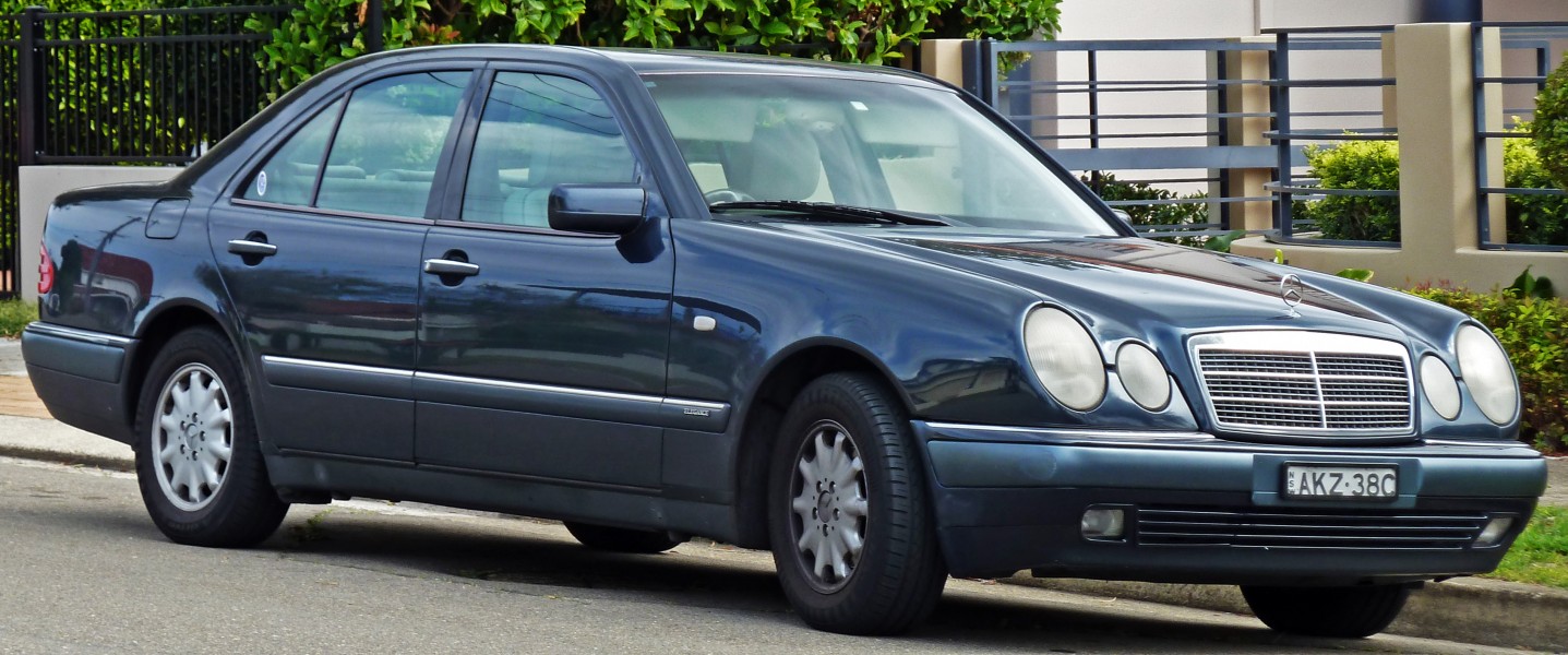 1996-1997 Mercedes-Benz E 230 (W210) Elegance sedan 01