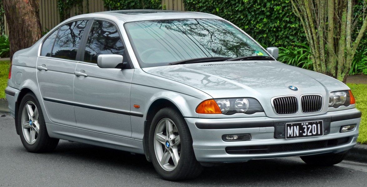 1998-2001 BMW 328i (E46) sedan (2011-07-17) 01