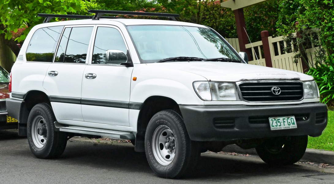 1998-2002 Toyota Land Cruiser (FZJ105R) GXL wagon (2011-11-18) 01