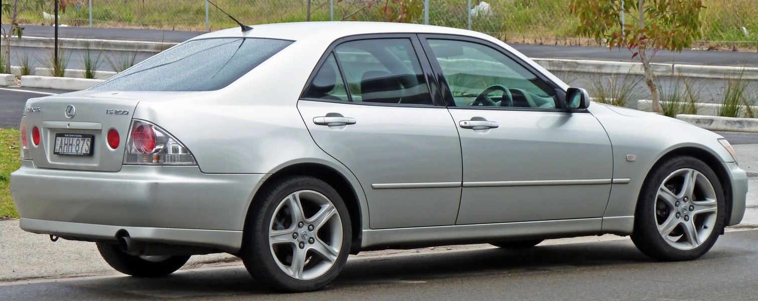 1999-2005 Lexus IS 200 (GXE10R) sedan 05