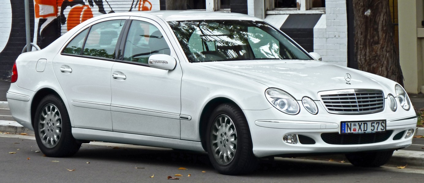 2002-2005 Mercedes-Benz E 320 (W211) Elegance sedan (2011-11-08) 01