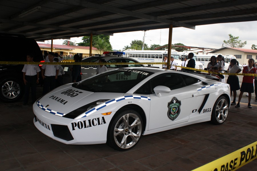 Auto patrulla Lamborghini de la Policía Nacional de Panamá (2011) - left