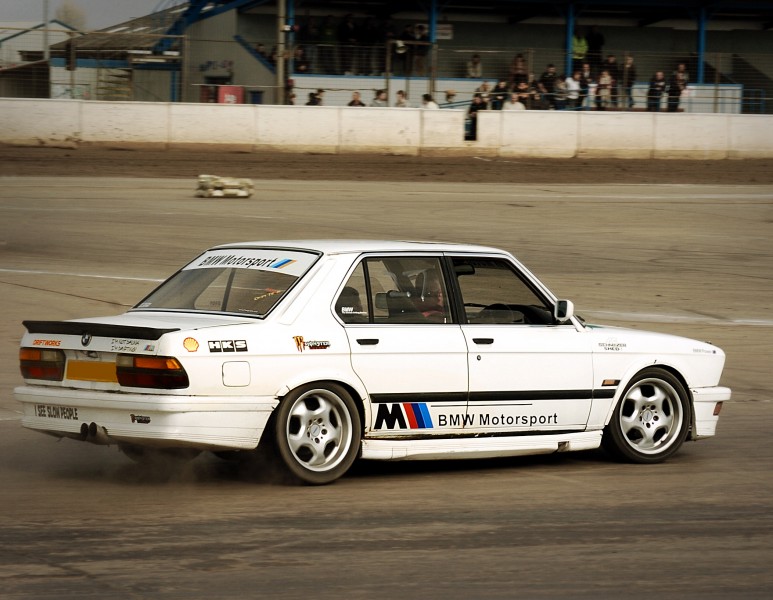 BMW E28 M5 drifting