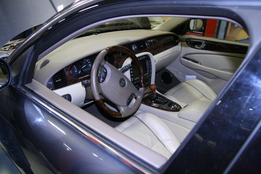 Jaguar Sovereign (X350) interior