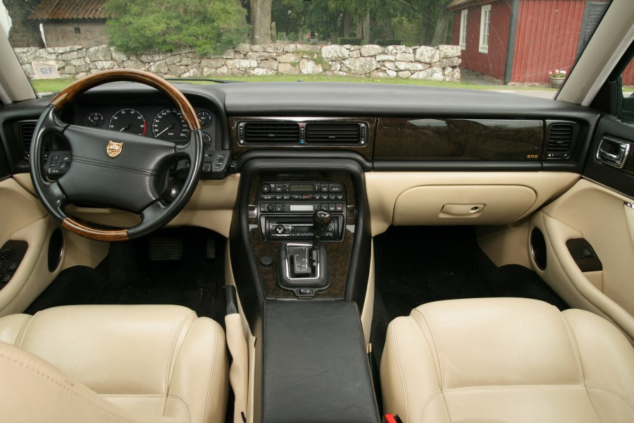 Jaguar X300 interior (1995, Warm charcoal & Cream)