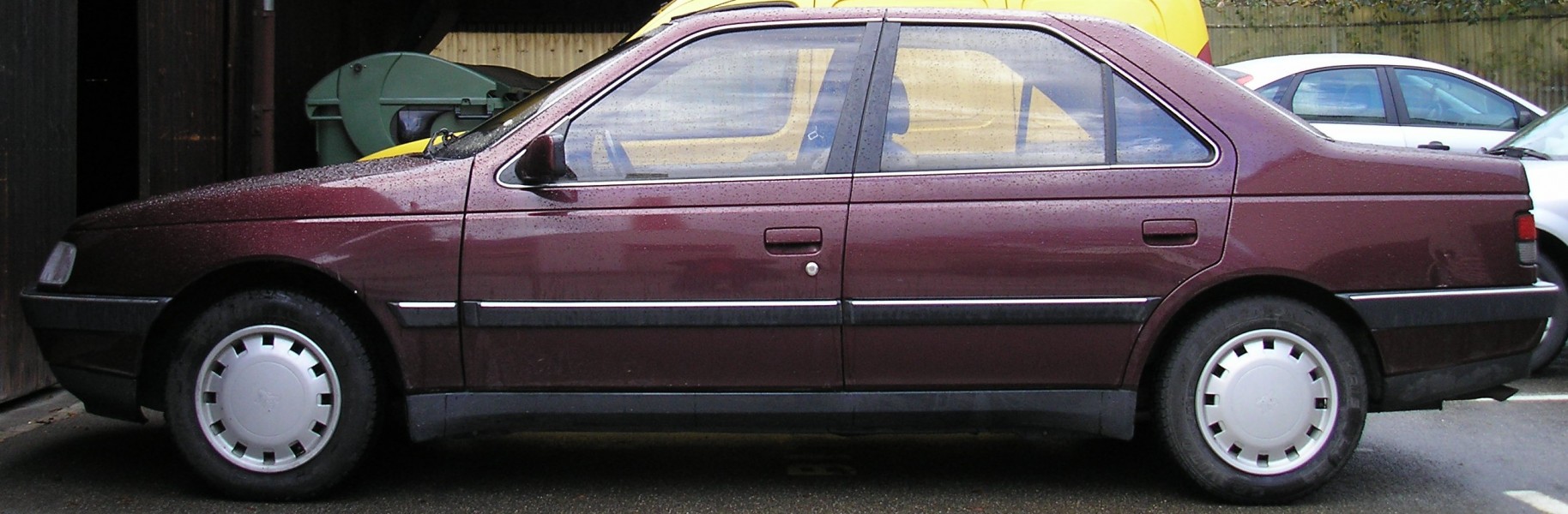 Peugeot 405 rouge side