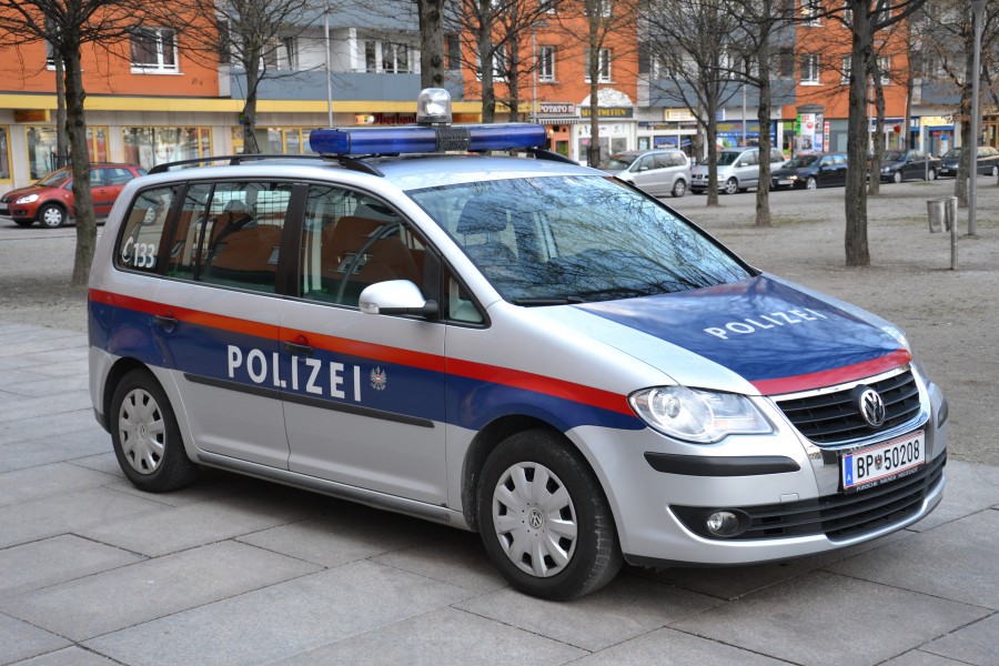 Polizei VW-Touran 02