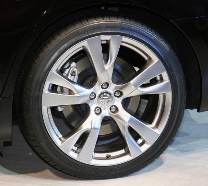 Rear tire and wheel of NISSAN FUGA 370GT Type S