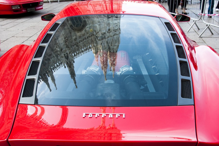Red Ferrari motor @ Piazza Duomo
