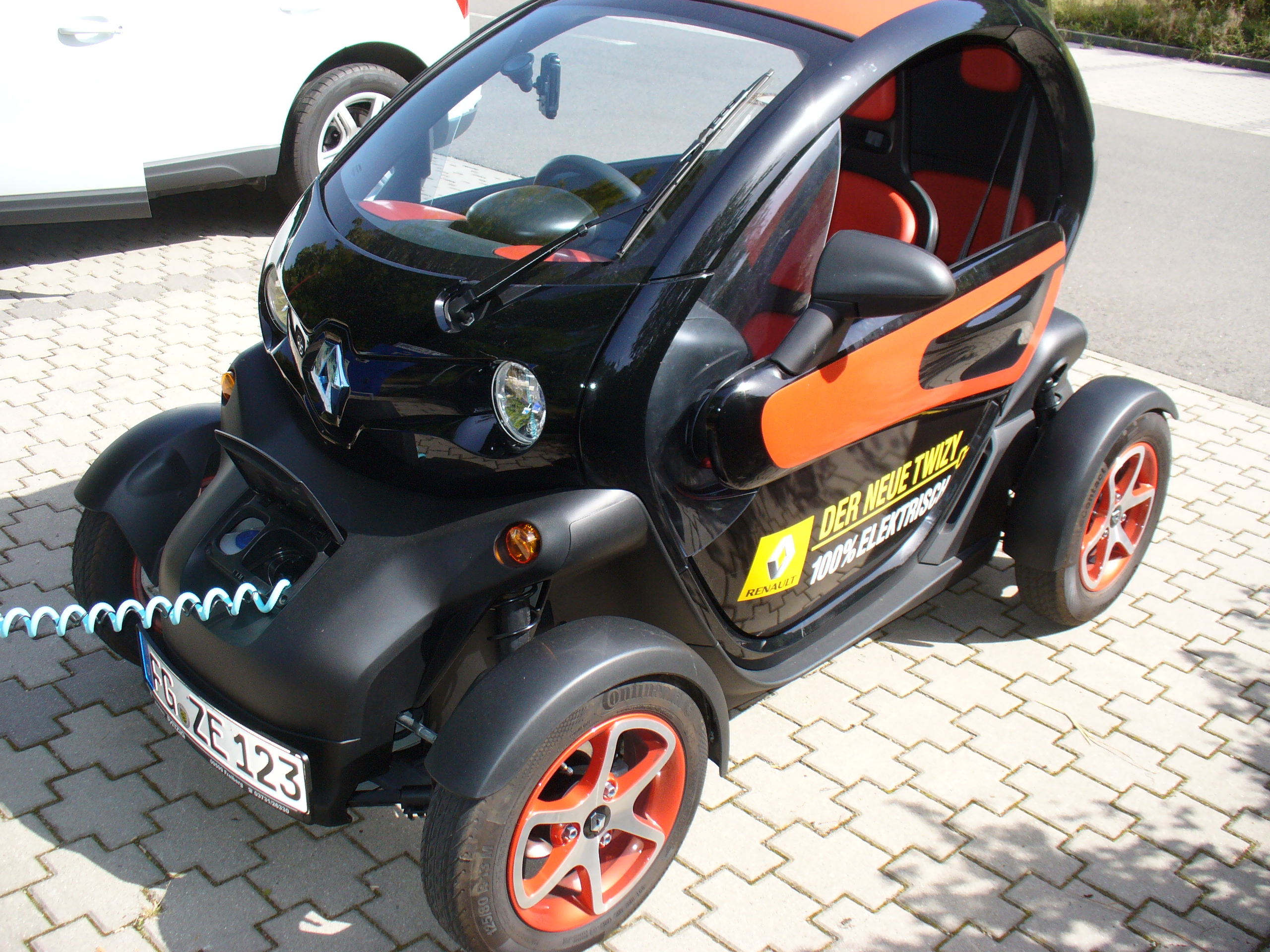 Renault-Twizy links-vorn laden