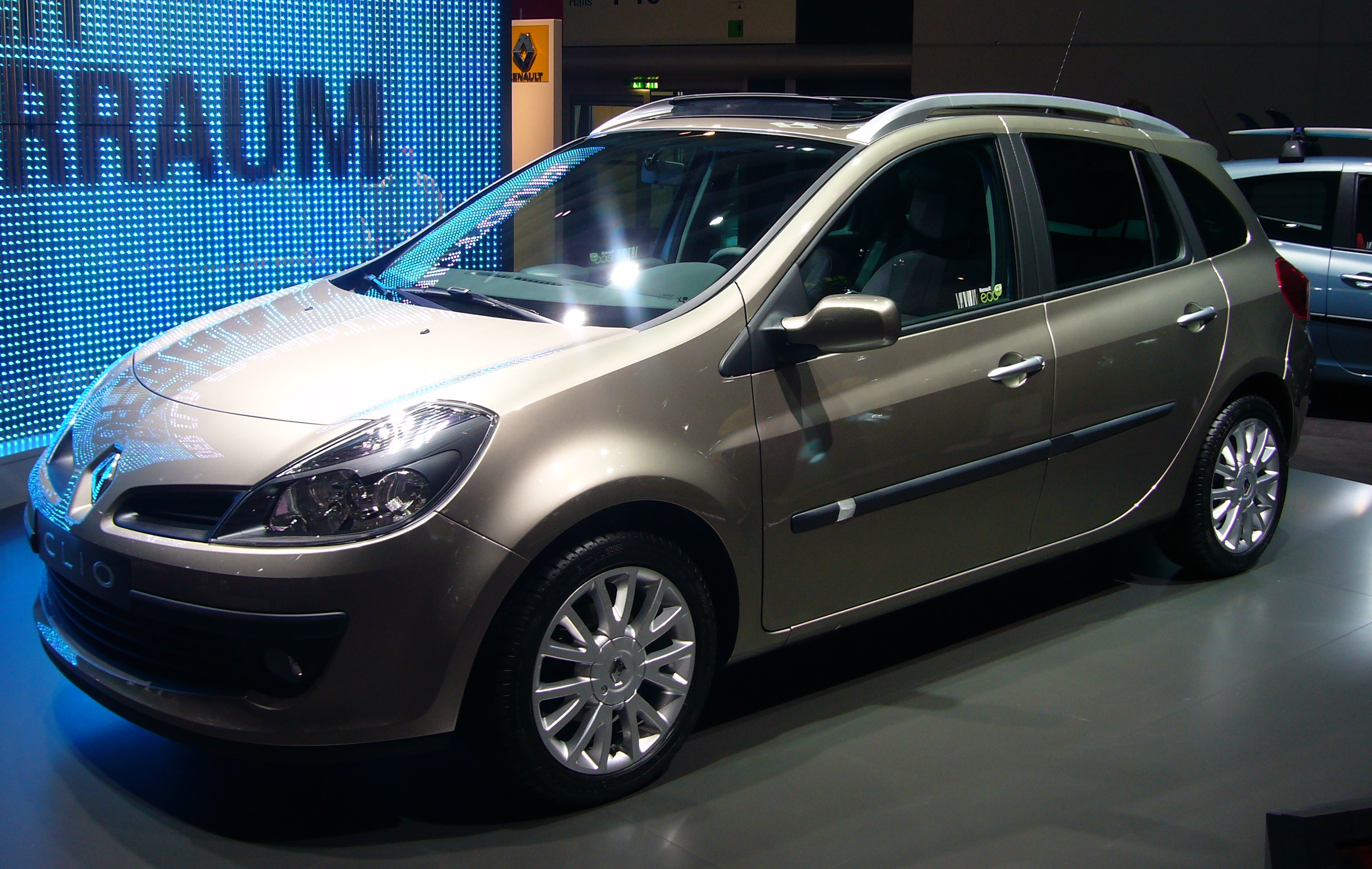 Renault Clio Estate (front quarter)
