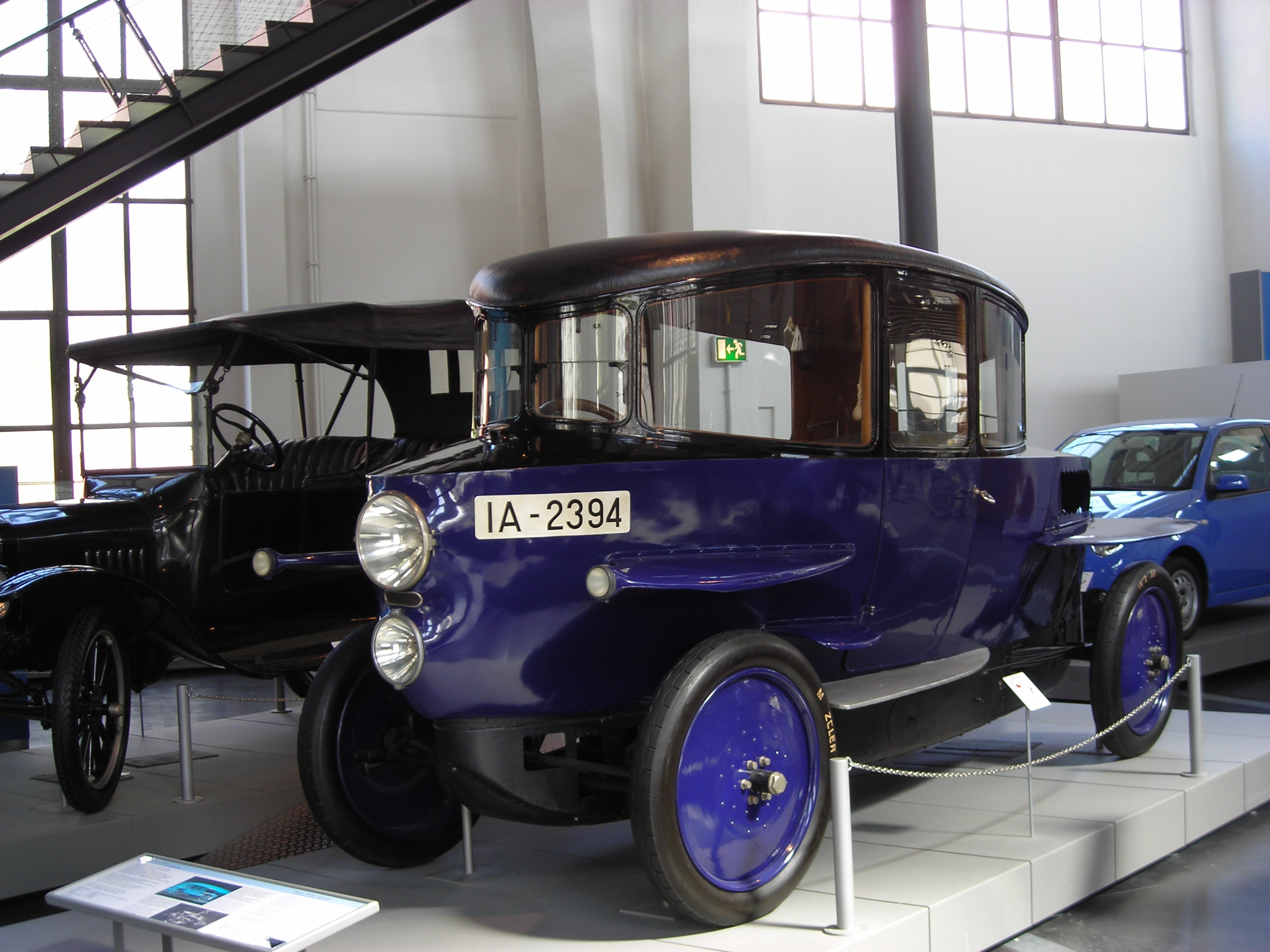 Rumpler-Tropfenwagen blau - vorne links - Verkehrszentrum