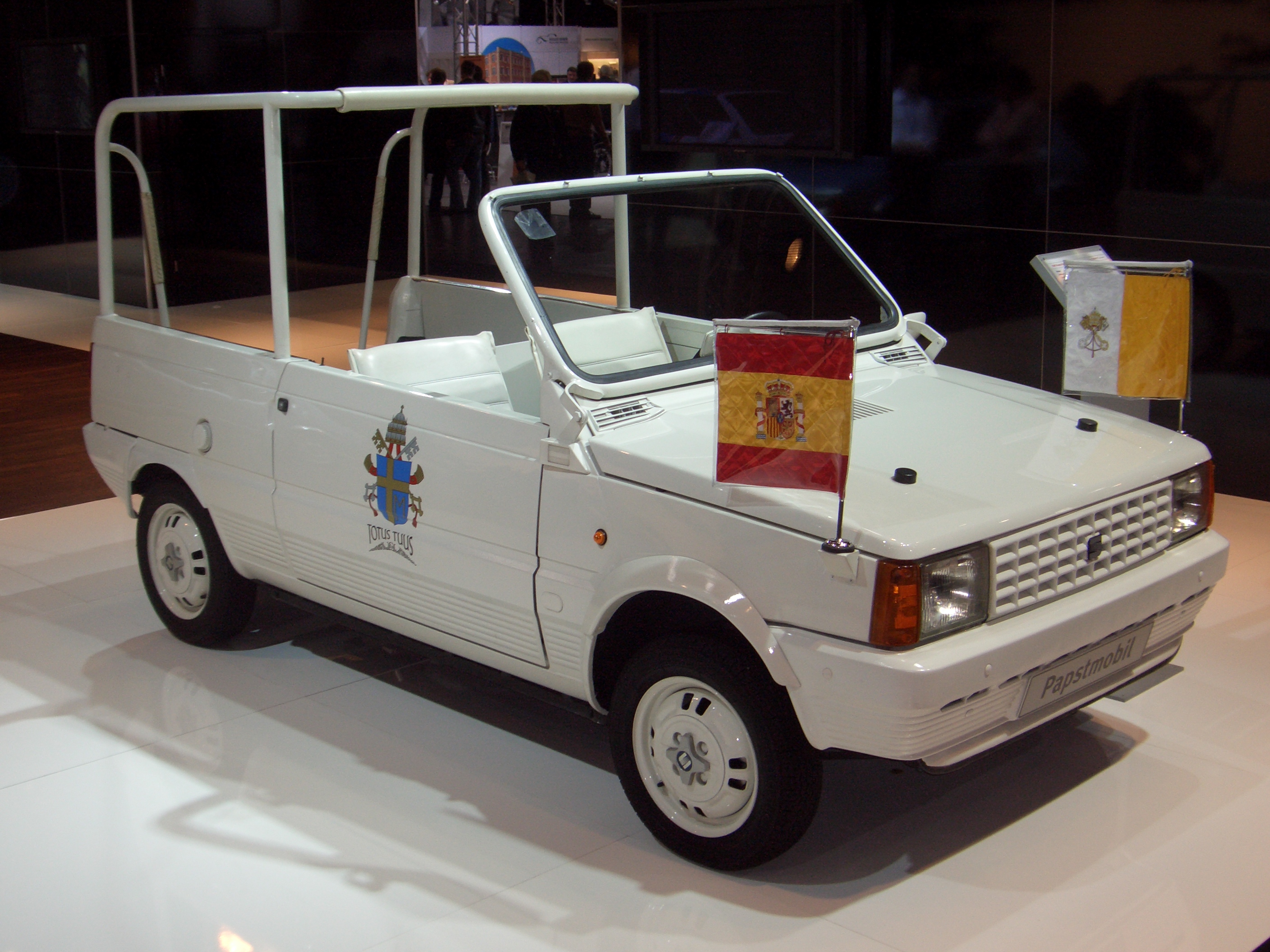 Seat Panda 1980-1985 Papamobil Madrid 1982 frontright 2008-03-28 A
