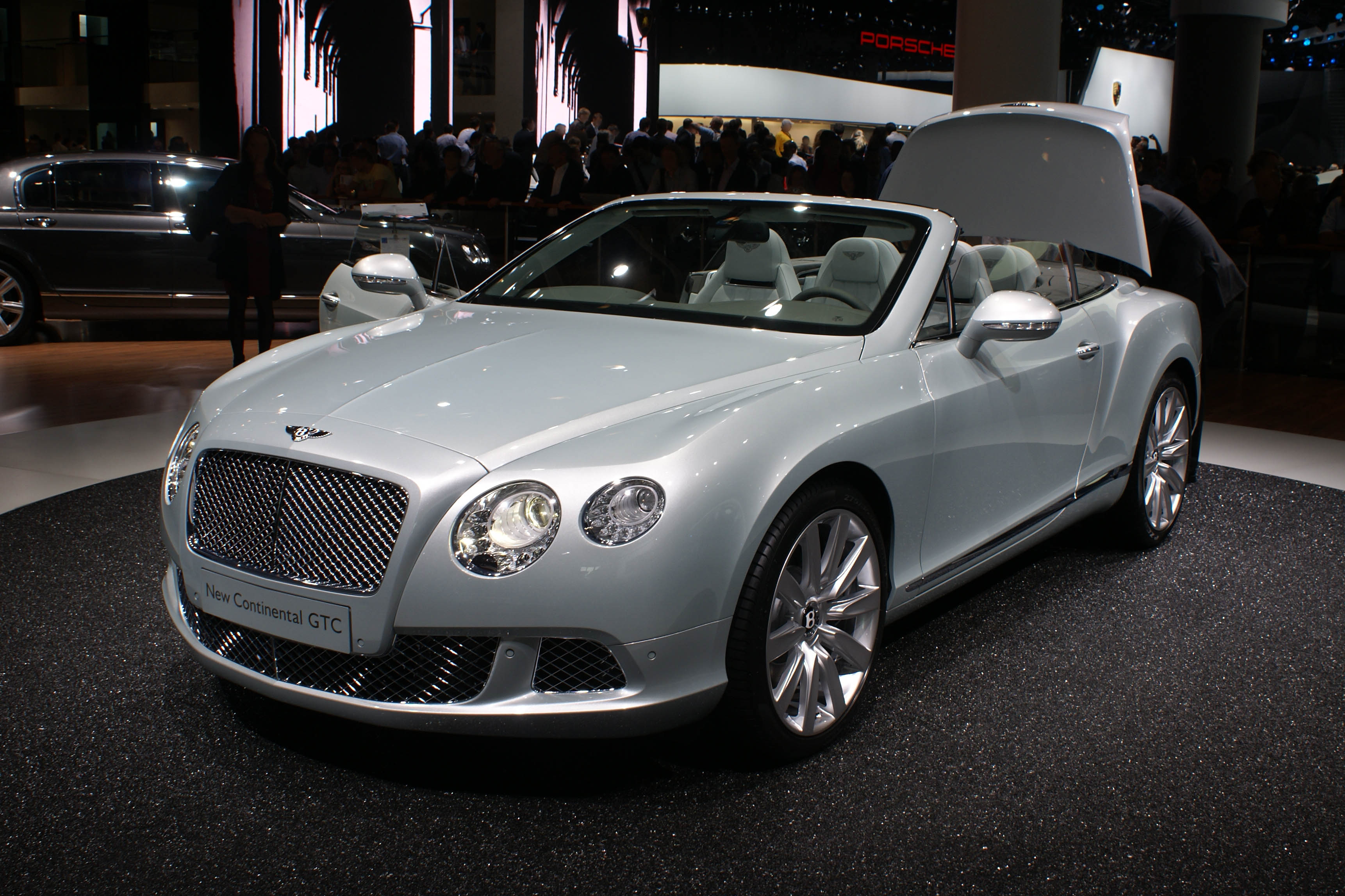 Silver Bentley New Continental GTC fl op IAA 2011