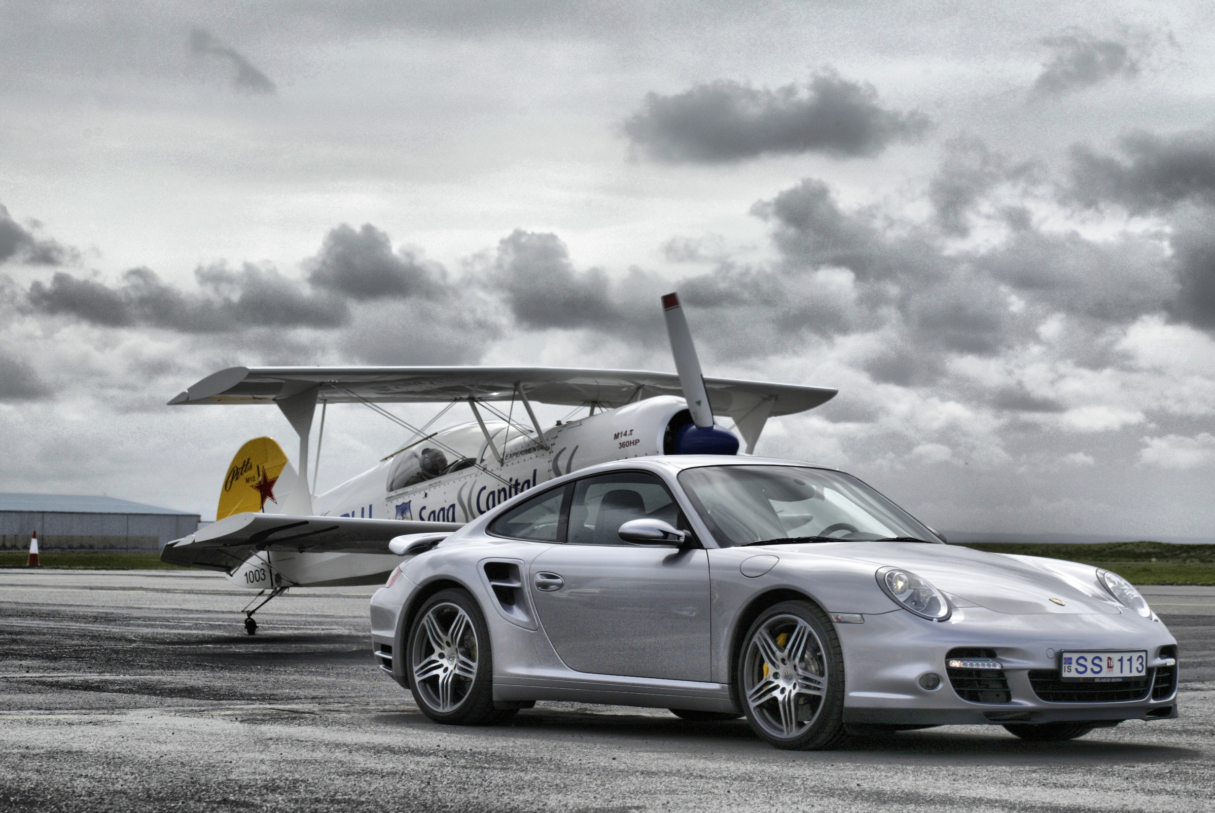Silver Porsche 997 turbo Coupé