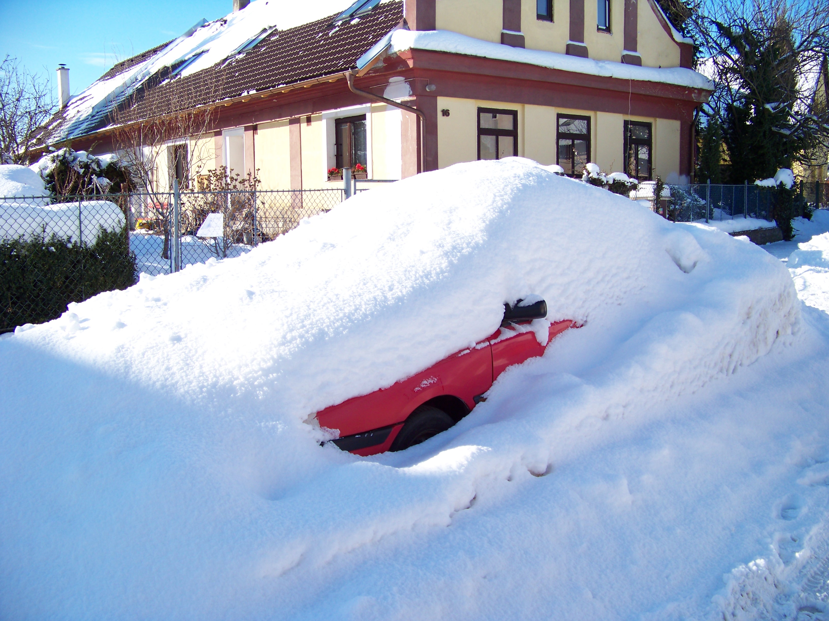 Třebeš, Machkova, zasněžené auto