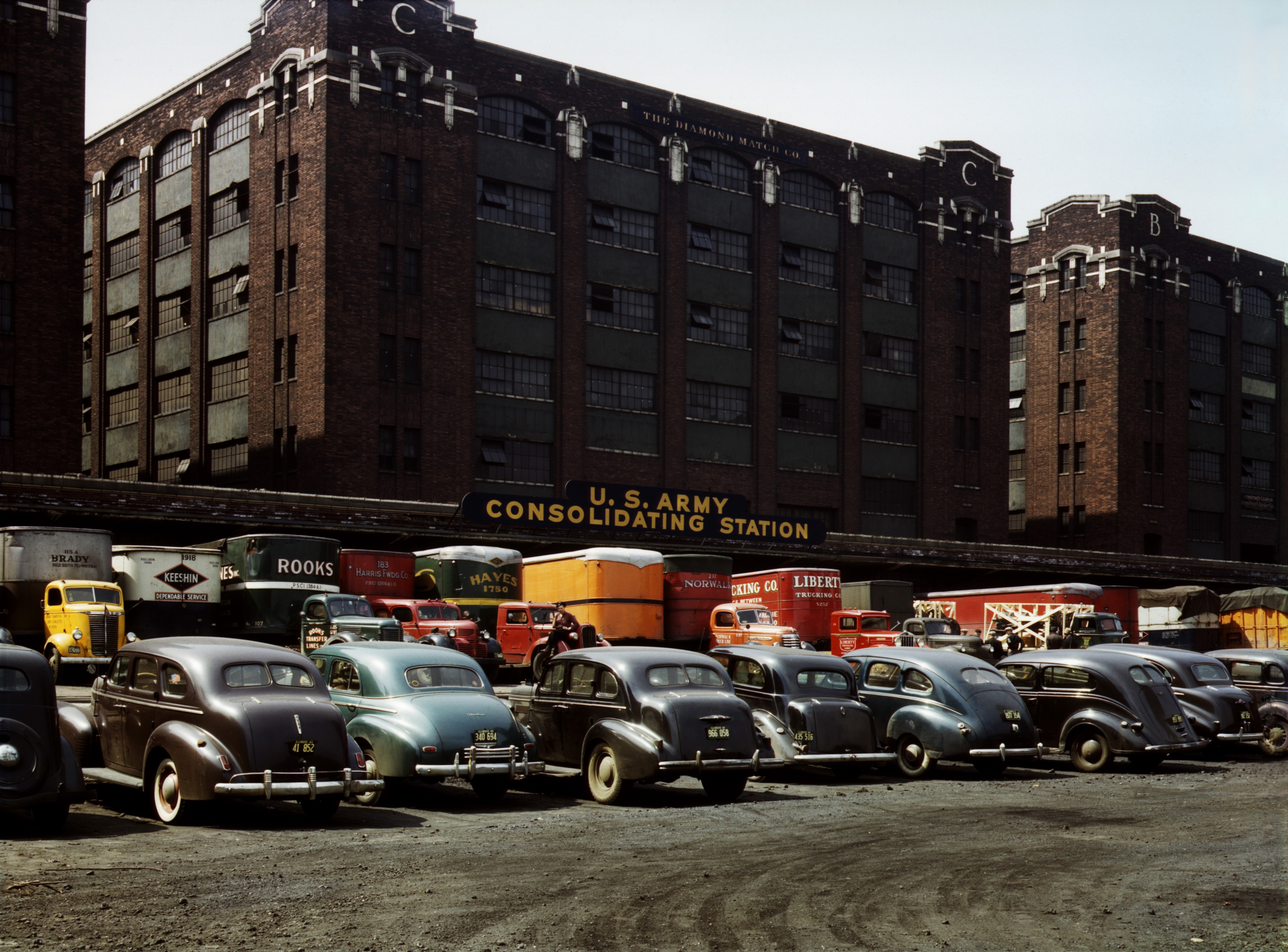 Flickr - …trialsanderrors - Jack Delano, Freight depot of the U.S. Army consolidating station, Chicago, 1943