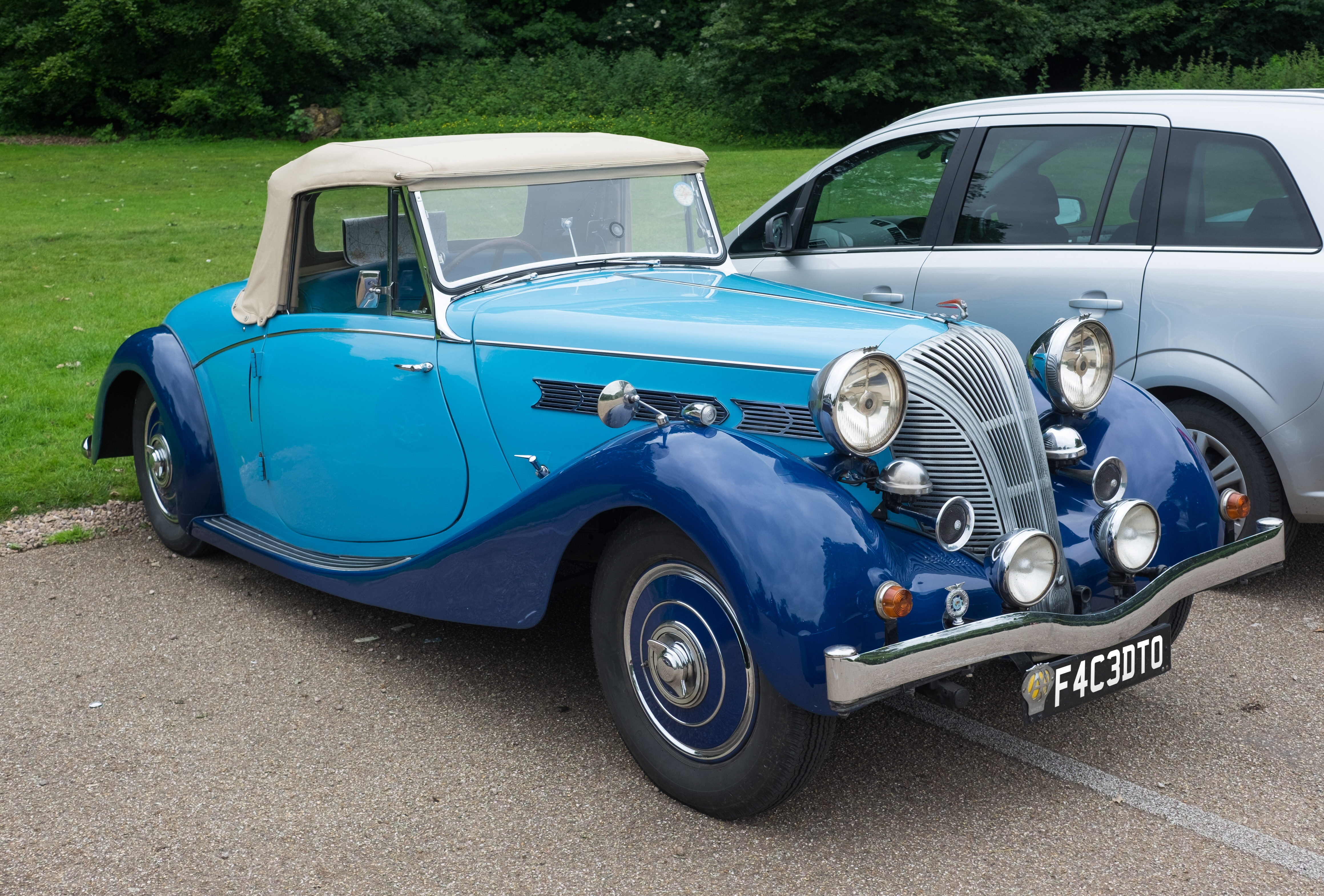 Triumph Dolomite roadster coupé 1940 - front