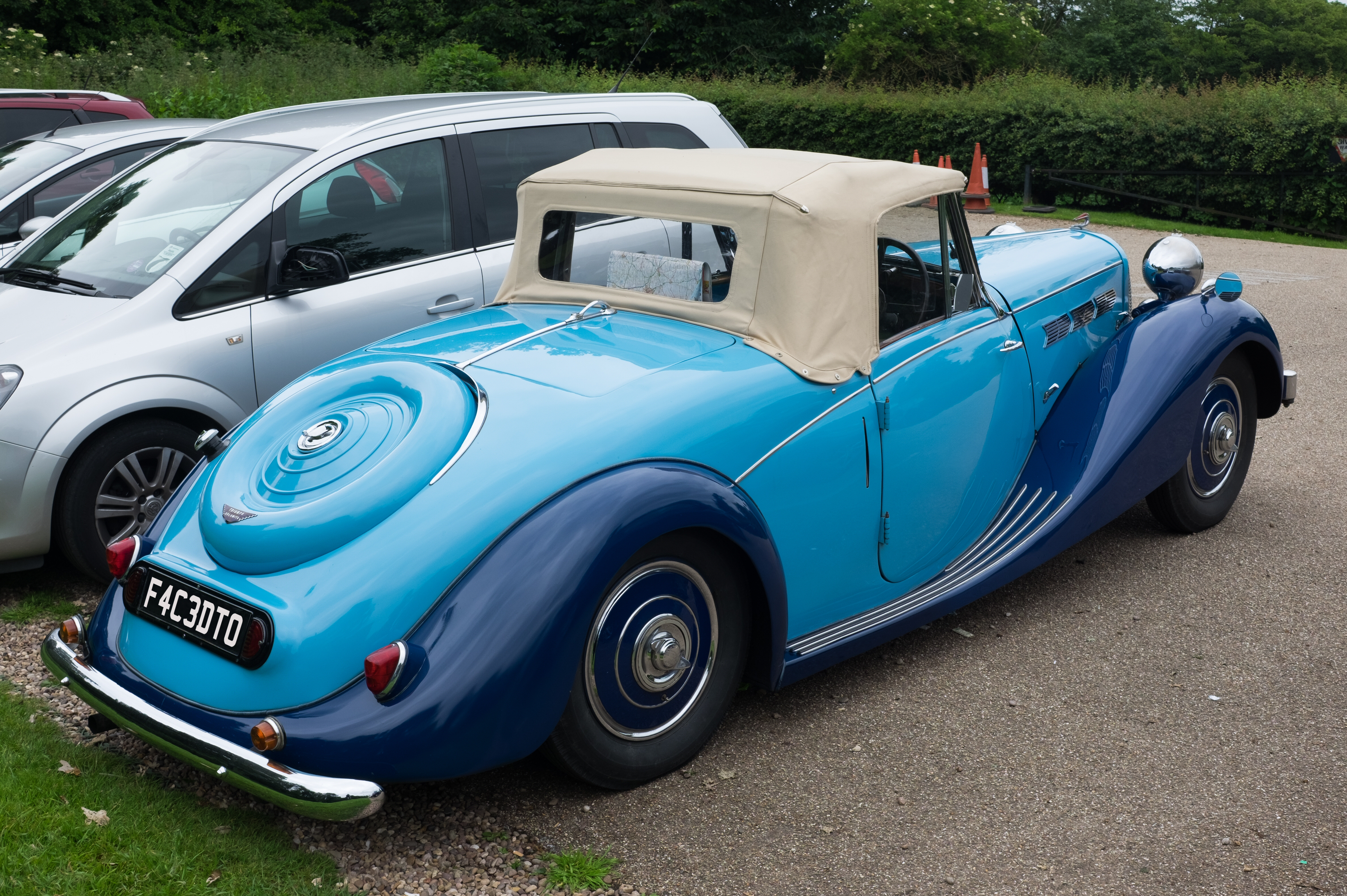Triumph Dolomite roadster coupé 1940 - rear
