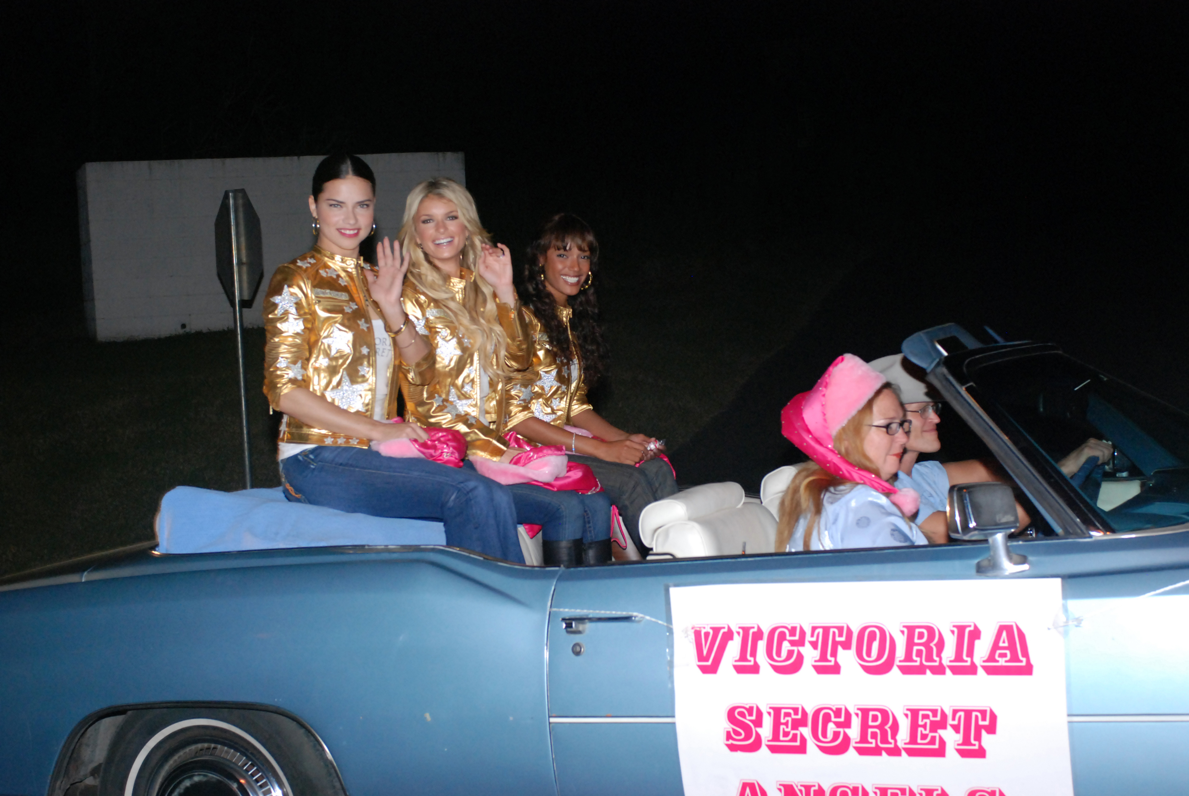Victoria's Secret models visit Guantanamo, December 2007