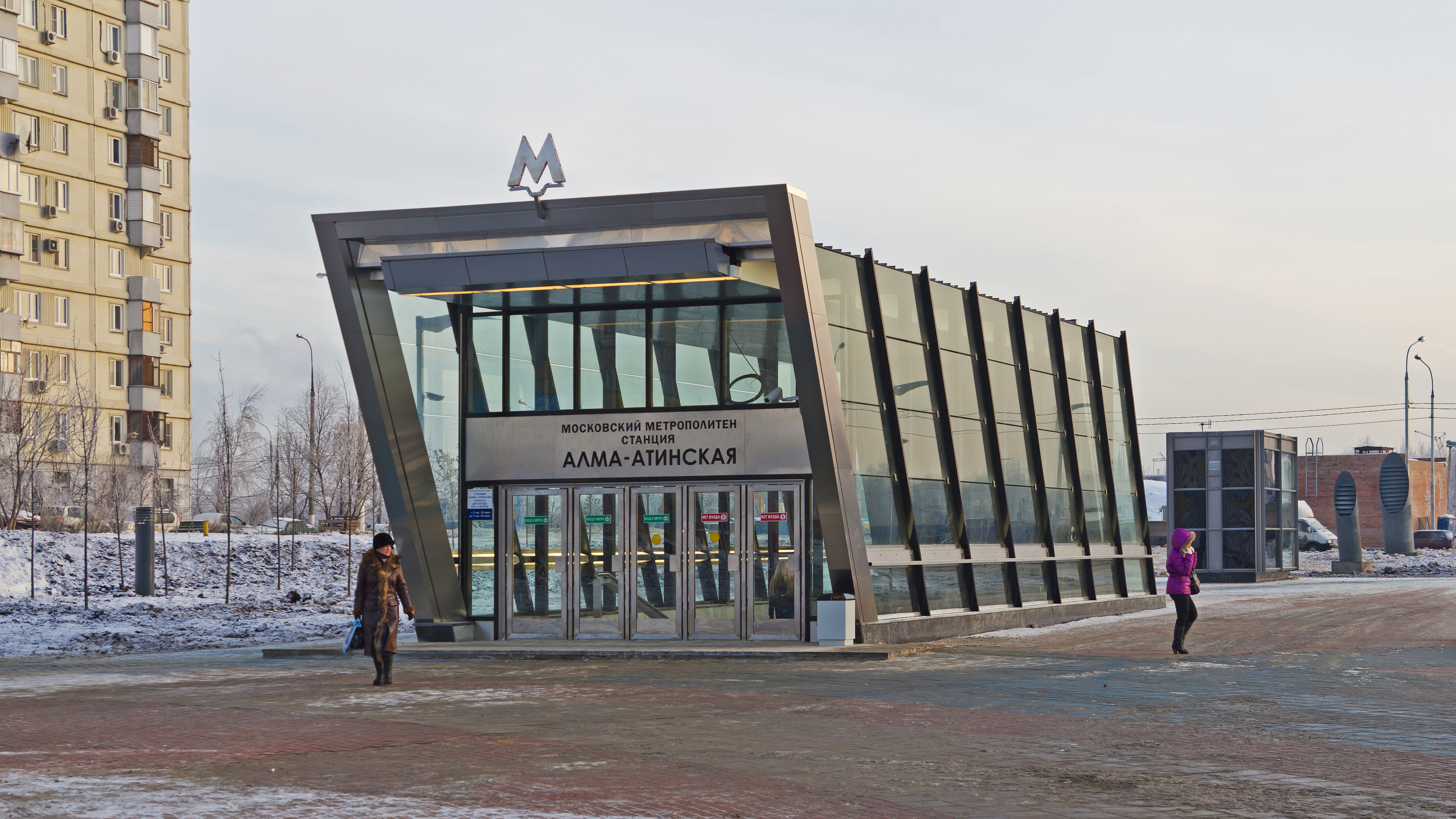 Alma-Atinskaja 20121224 small vestibule