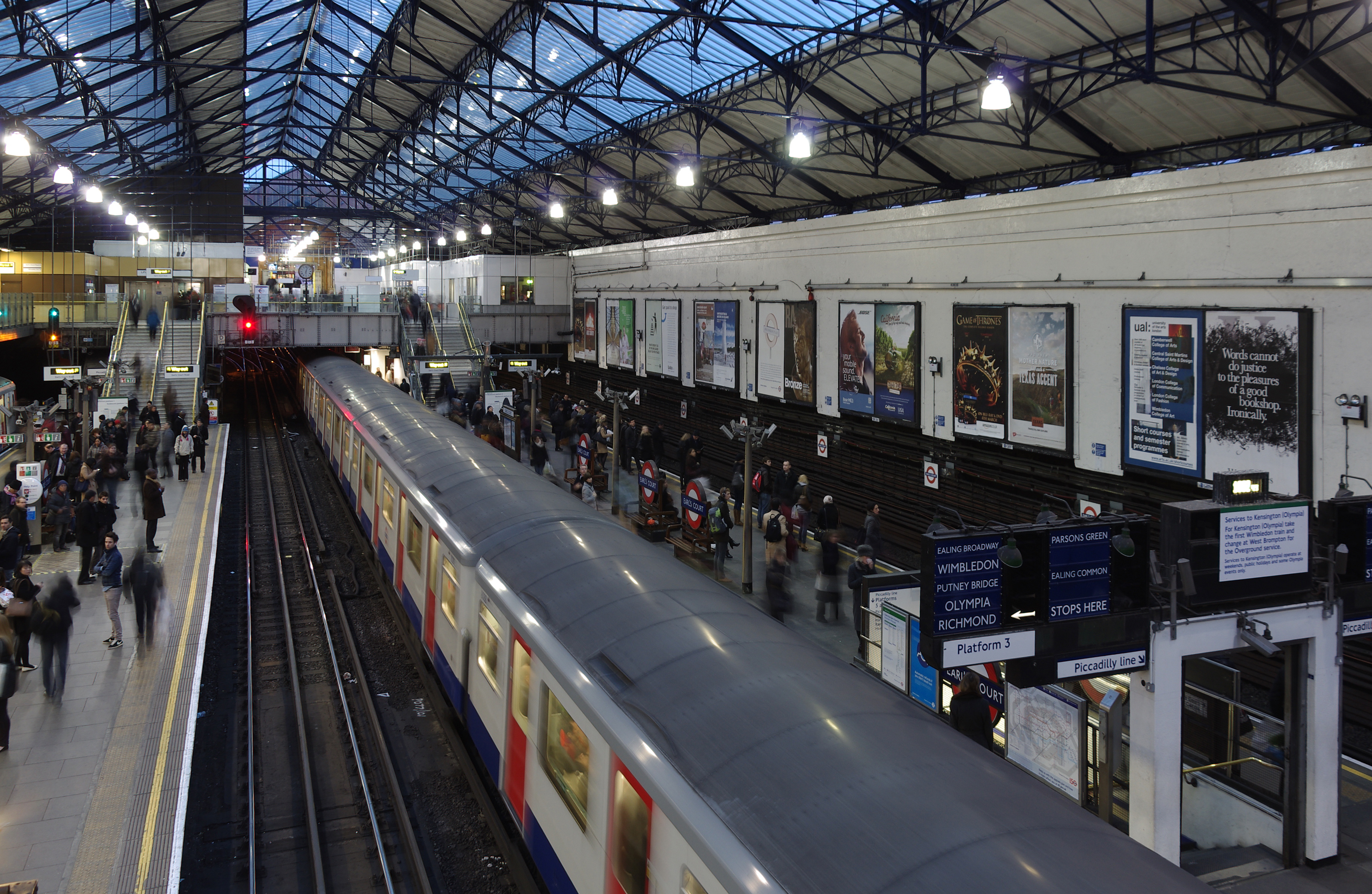 Earl's Court tube station MMB 08 D-Stock
