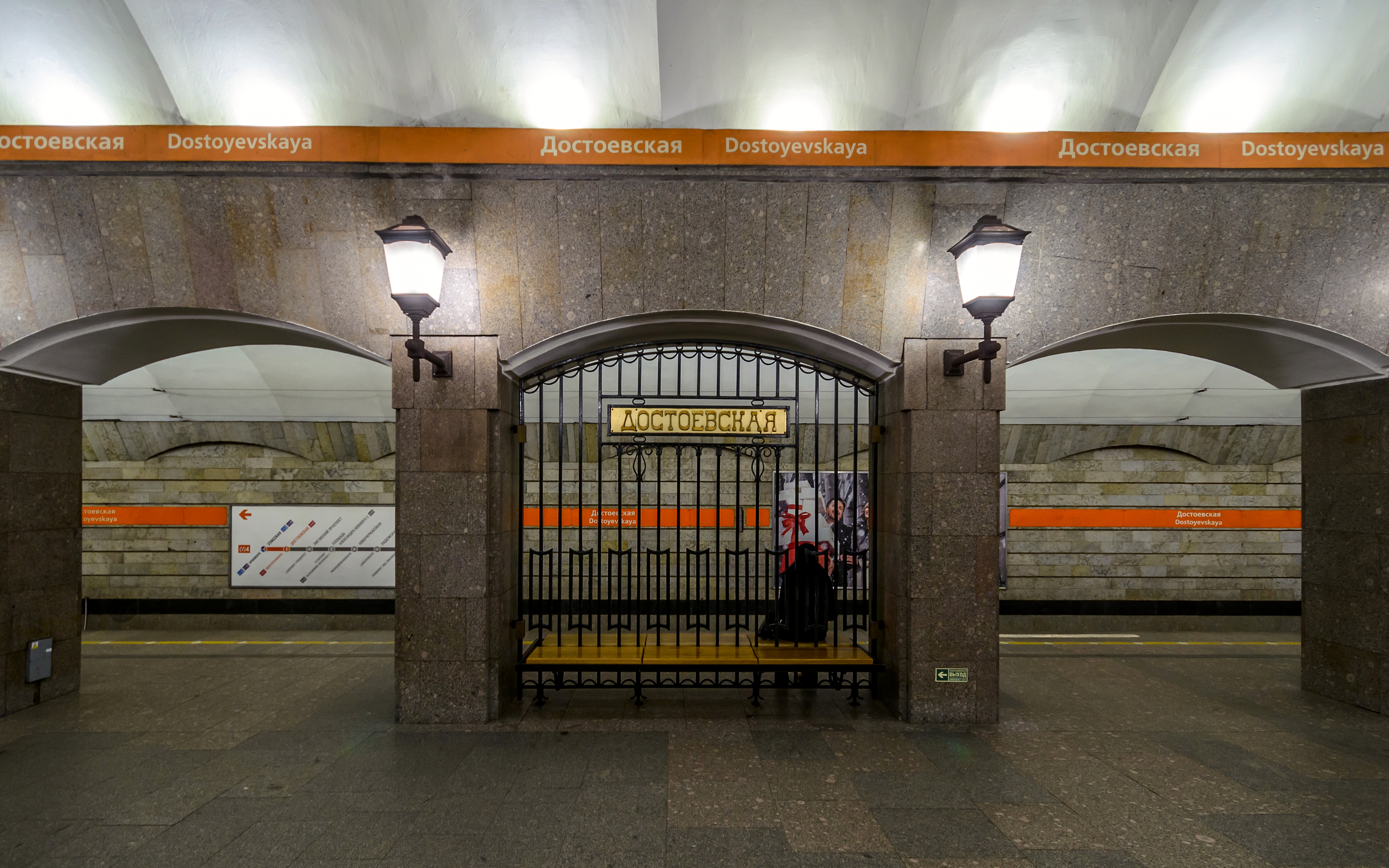Metro SPB Line4 Dostoevskaya Columns