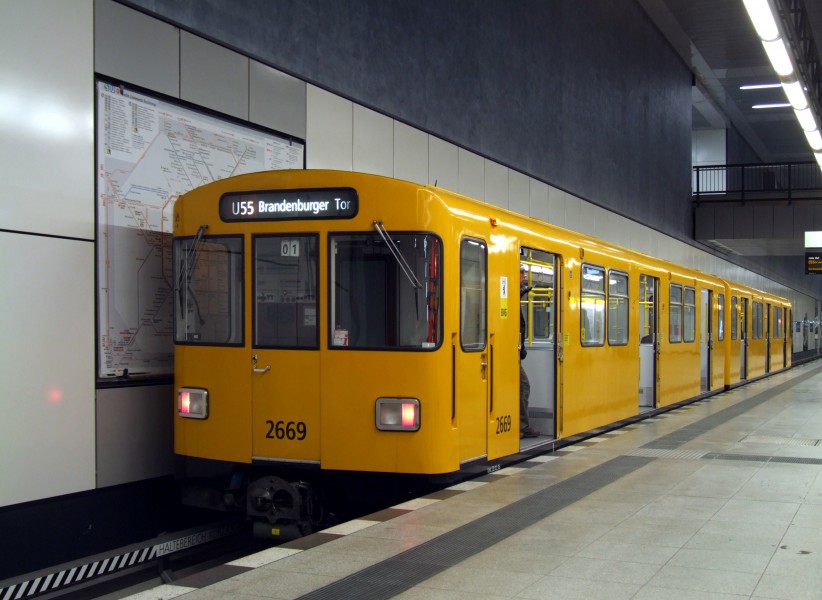 Berlin Hauptbahnhof U-bahn - train type F