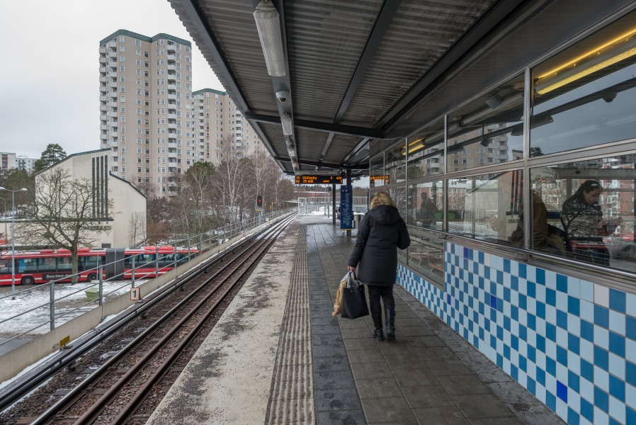 Farsta metro station January 2015 02
