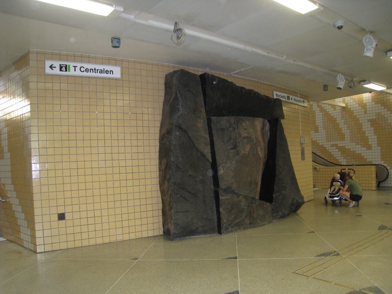 Henjasaj Koda, Gryningskälla, Alviks T-banestation, 2016a