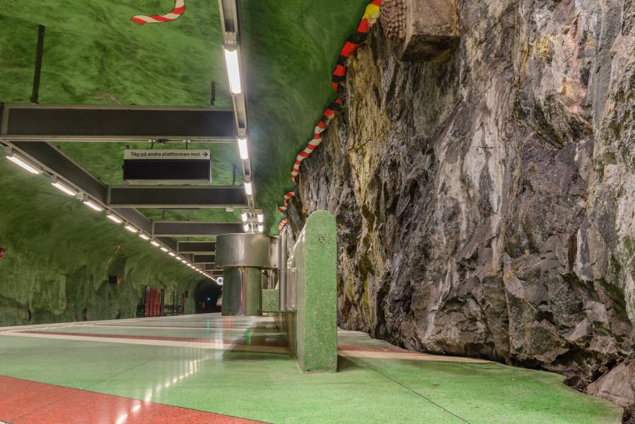 Kungsträdgården Metro station May 2014 01