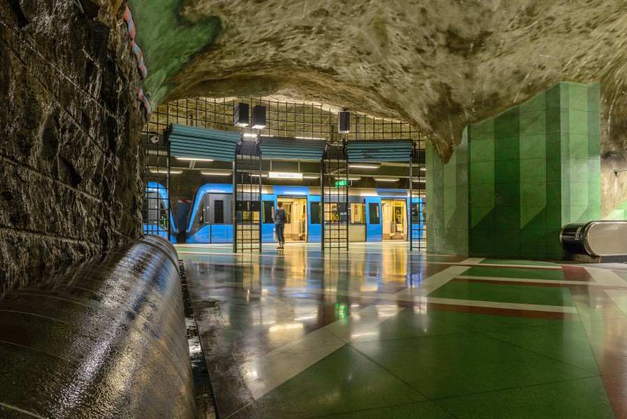 Kungsträdgården Metro station May 2014 02