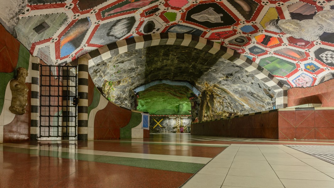 Kungsträdgården Metro station May 2014 07