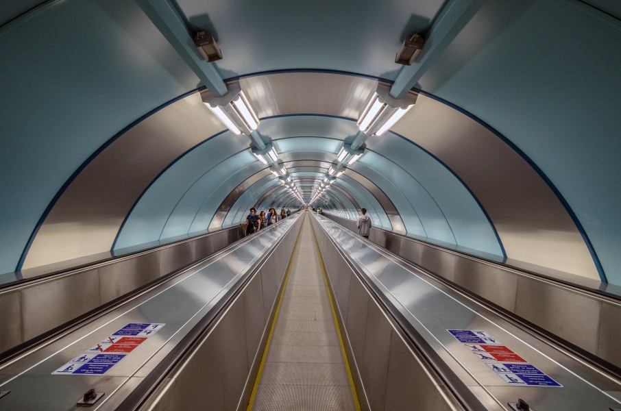 Metro SPB Line5 Sportivnaya Travelator Tunnel