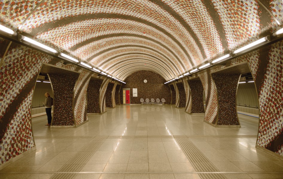 Spiral patterned mosaic at the Szent Gellért tér metro station (14-05-06)