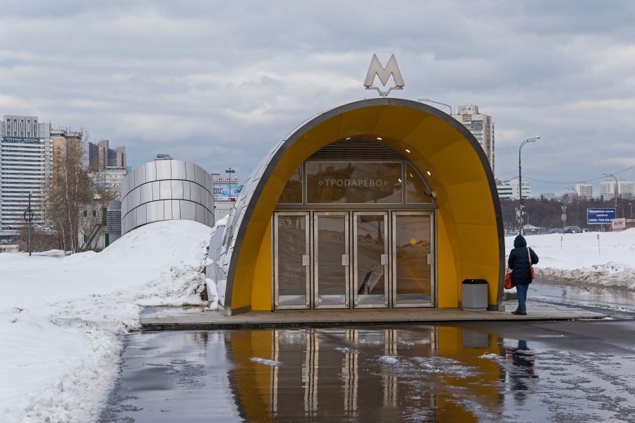 Troparyovo MosMetro station 02-2015 entrance1