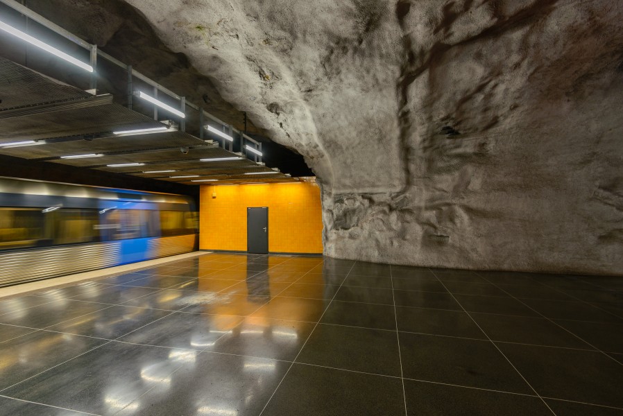 Universitetet metro station January 2015 03
