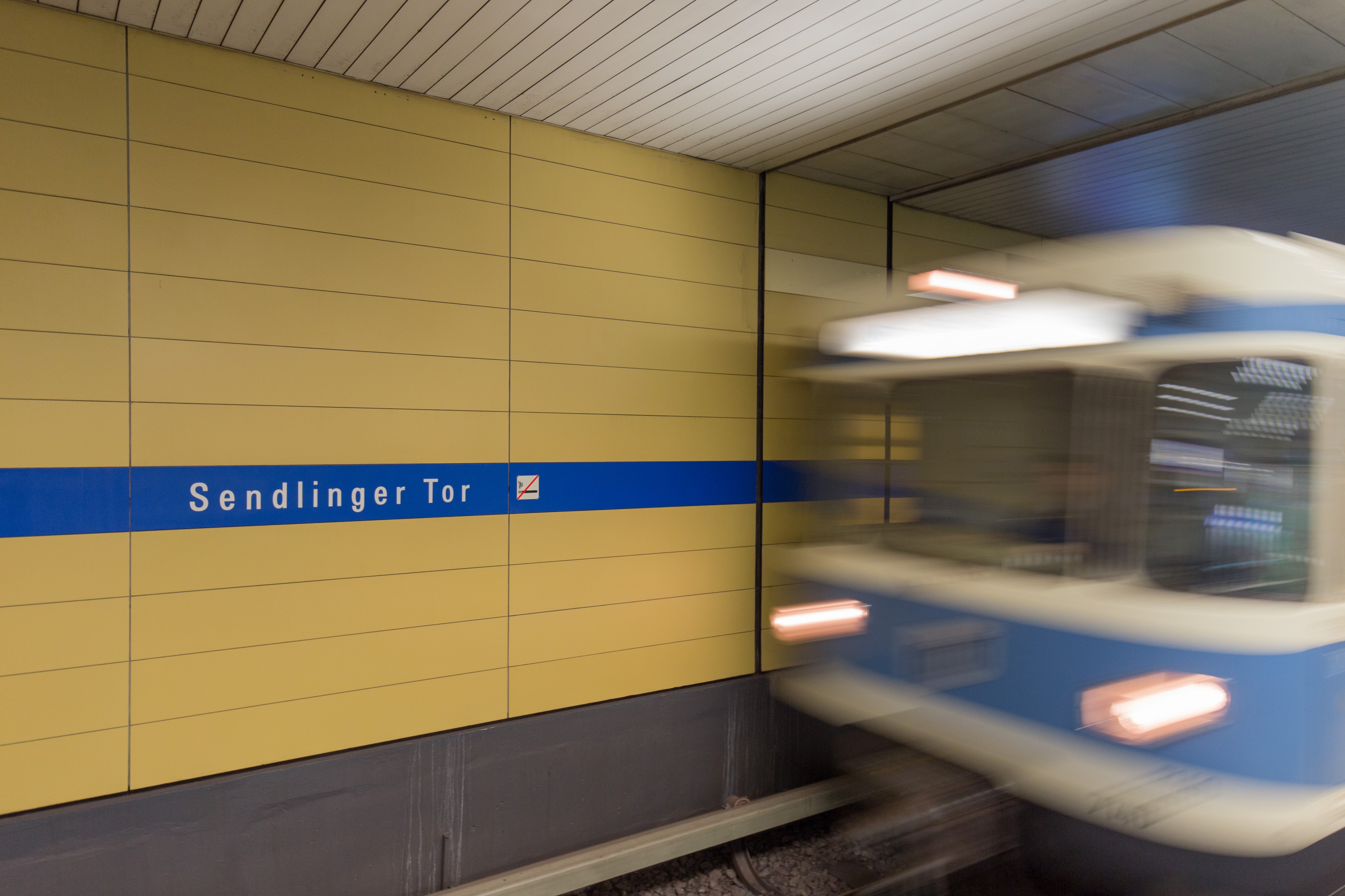 Bahnsteig U-Bahn-Station Sendlinger Tor, einfahrende U6 Richtung Harras, München