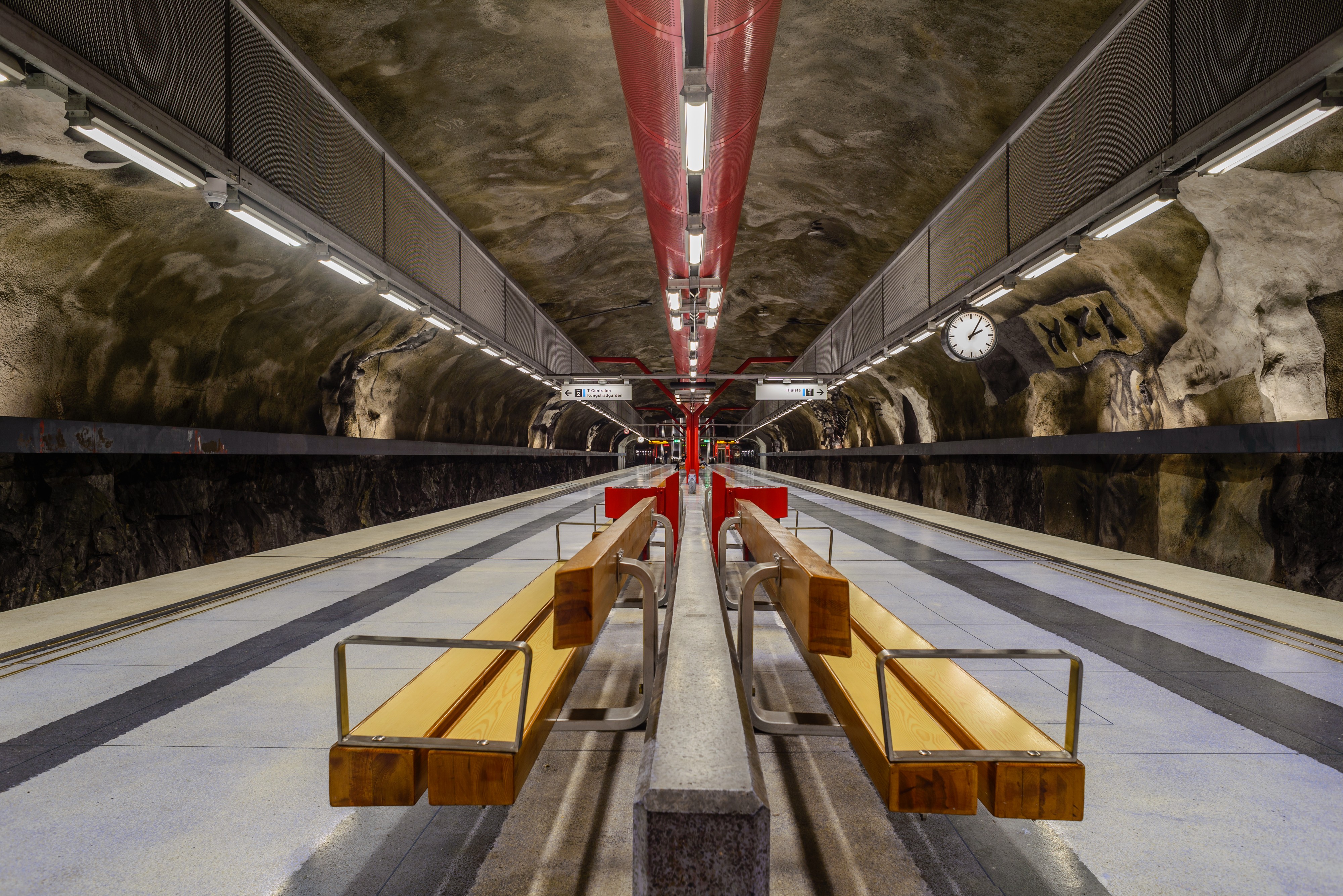 Duvbo Metro station September 2014 04