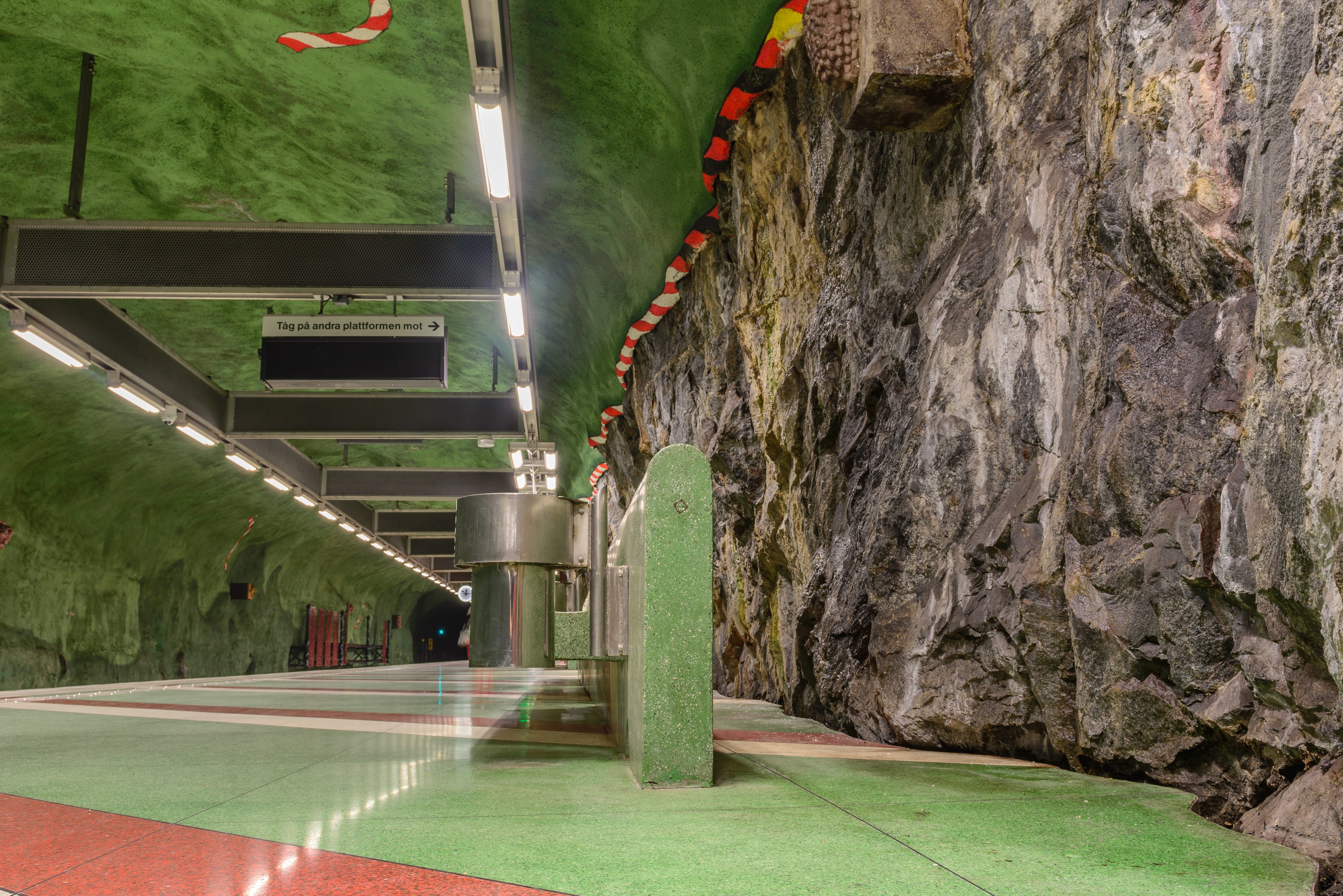 Kungsträdgården Metro station May 2014 01