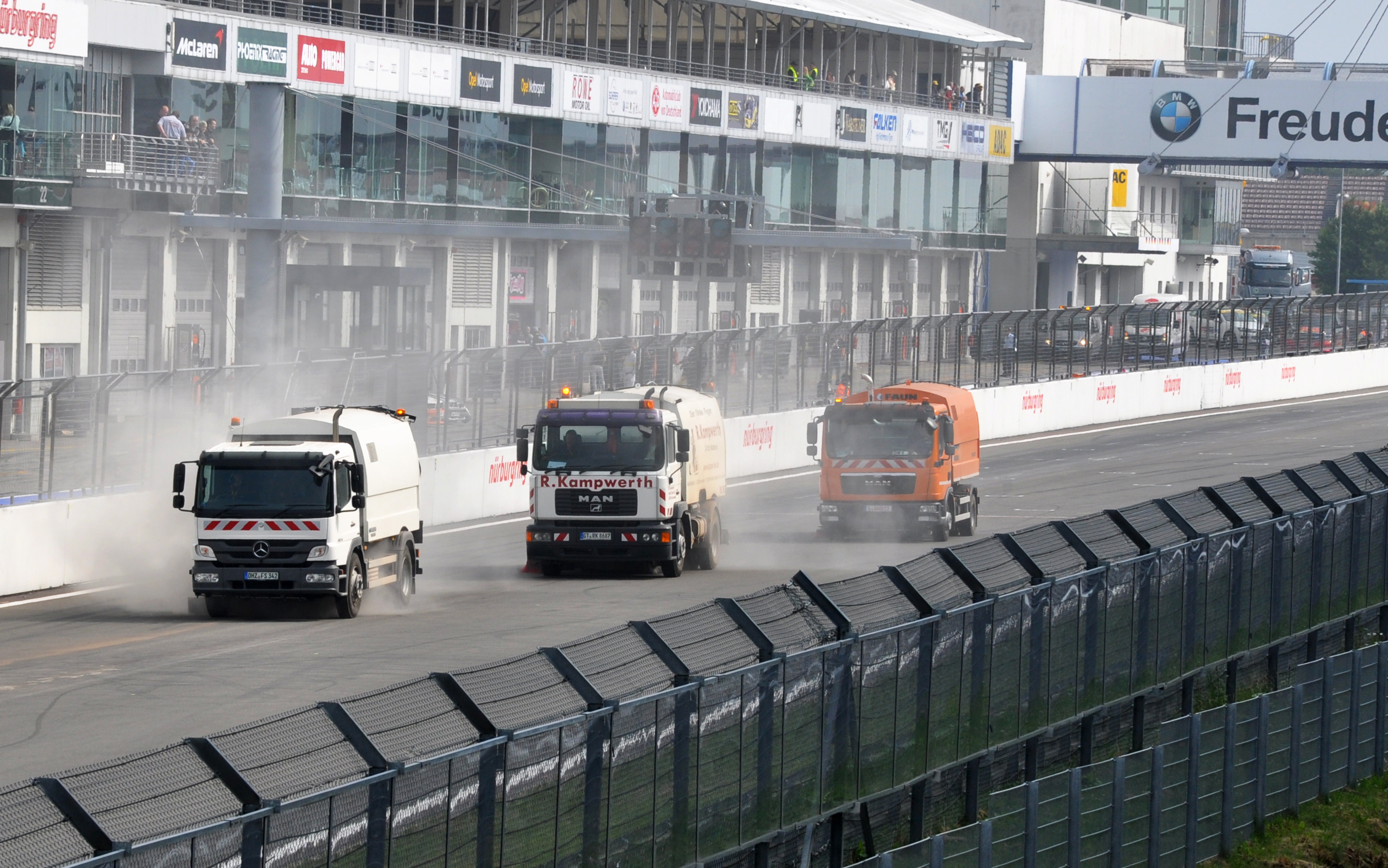 13-07-13 ADAC Truck GP 05 Cleaning trucks