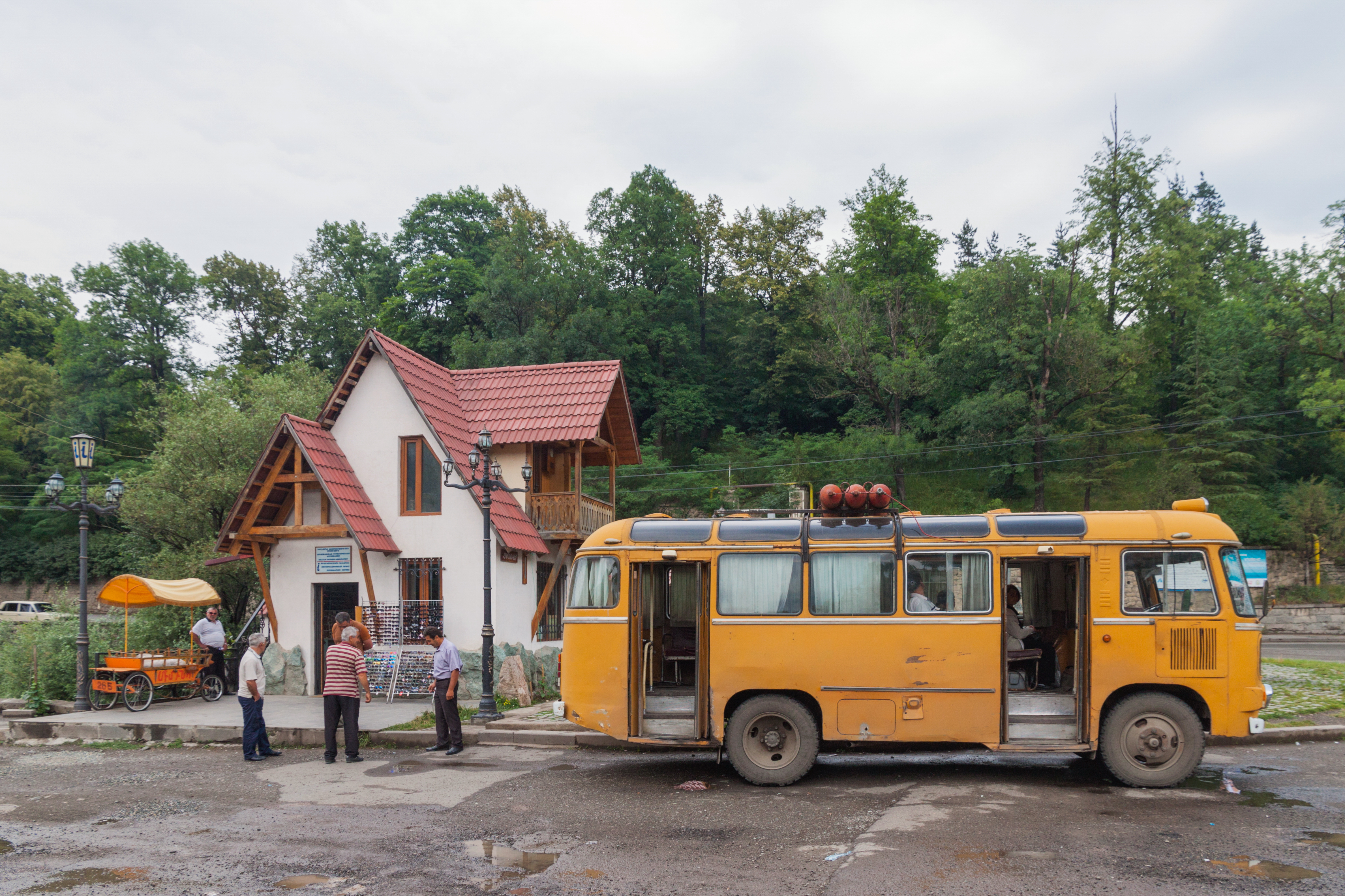 2014 Prowincja Tawusz, Dilidżan, Minibus na przystanku przy drodze M-4