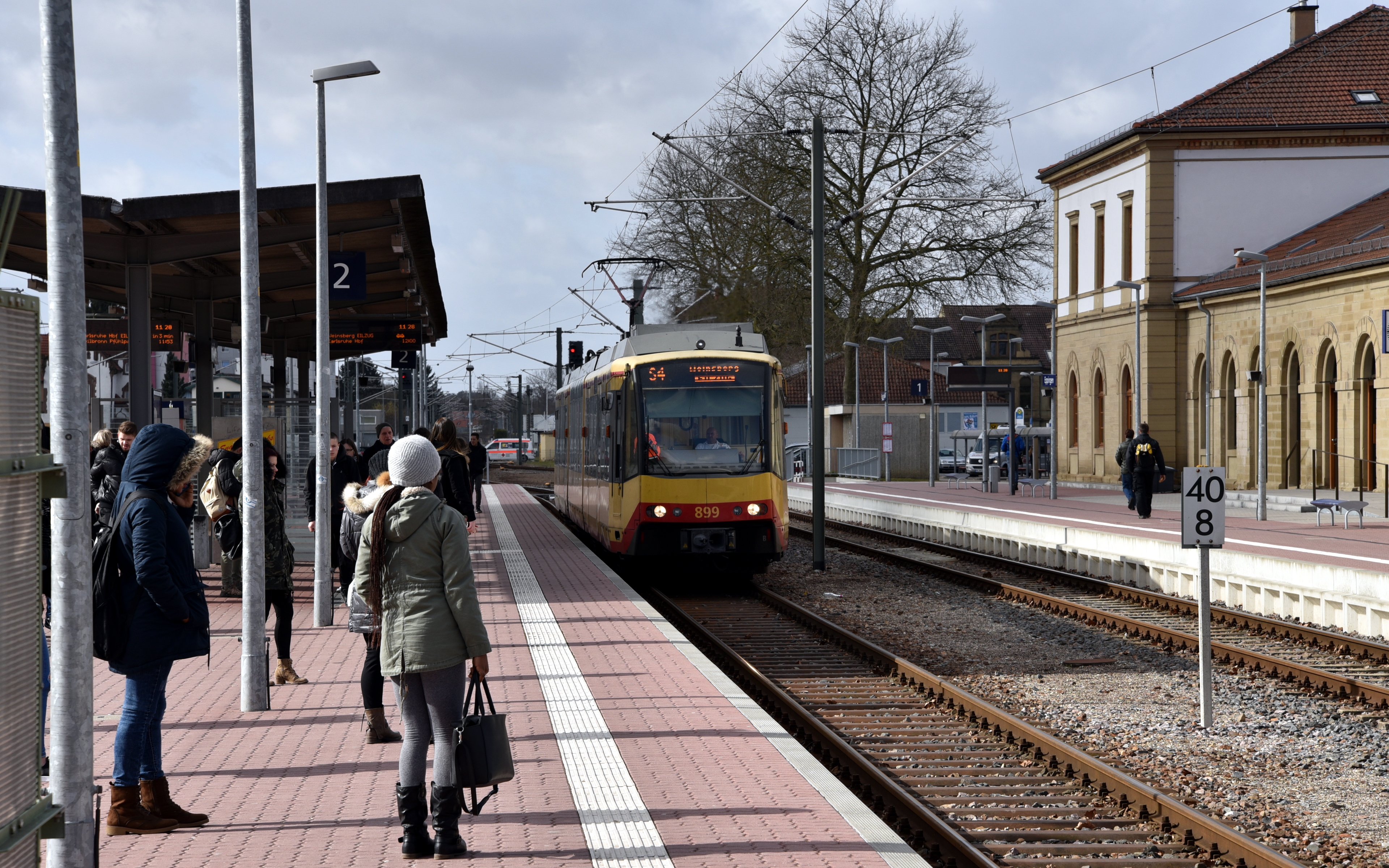 AVG899 Eppingen Einfahrt Fahrgäste
