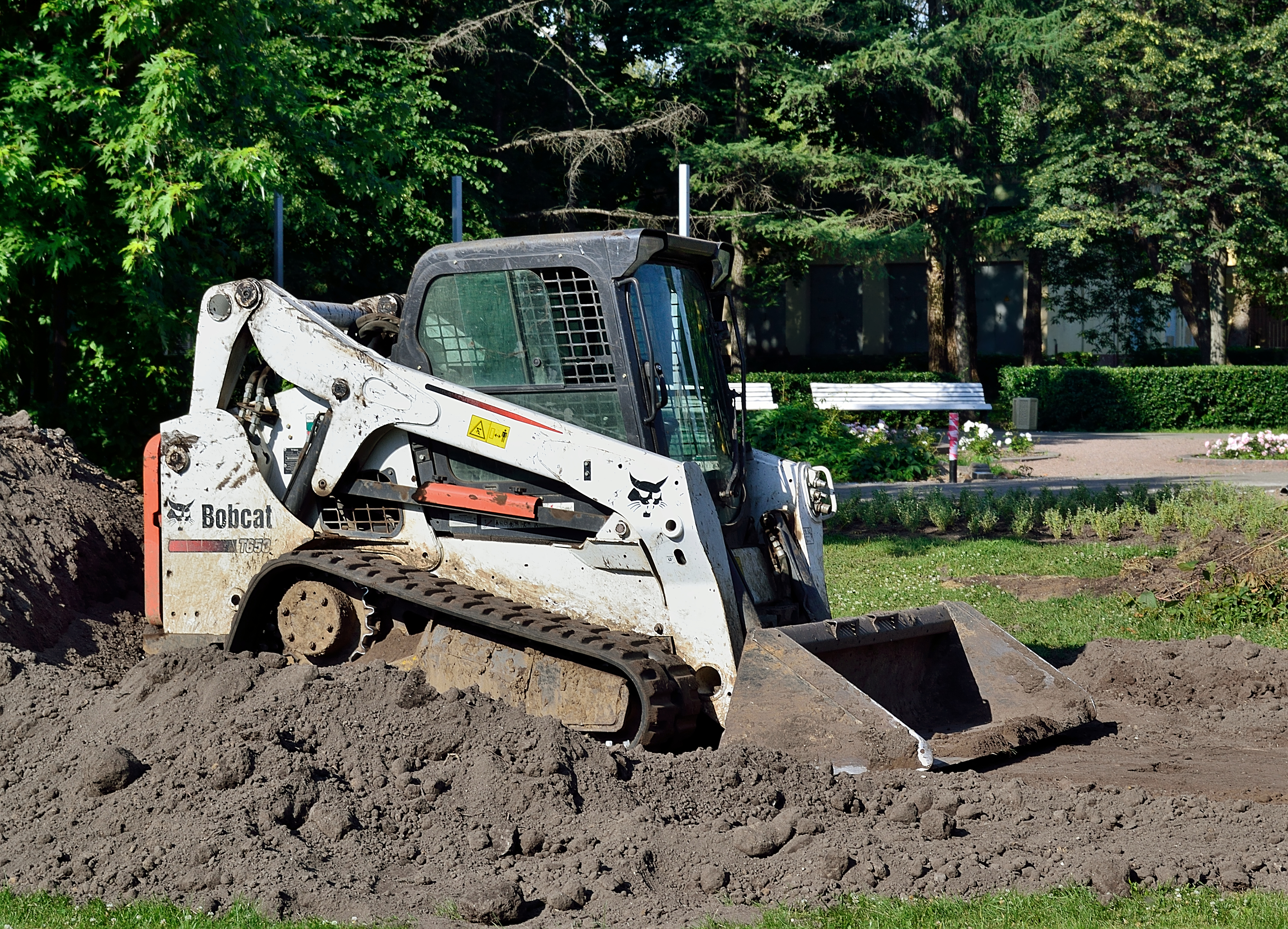 Bobcat T650 compact track loader (side view)