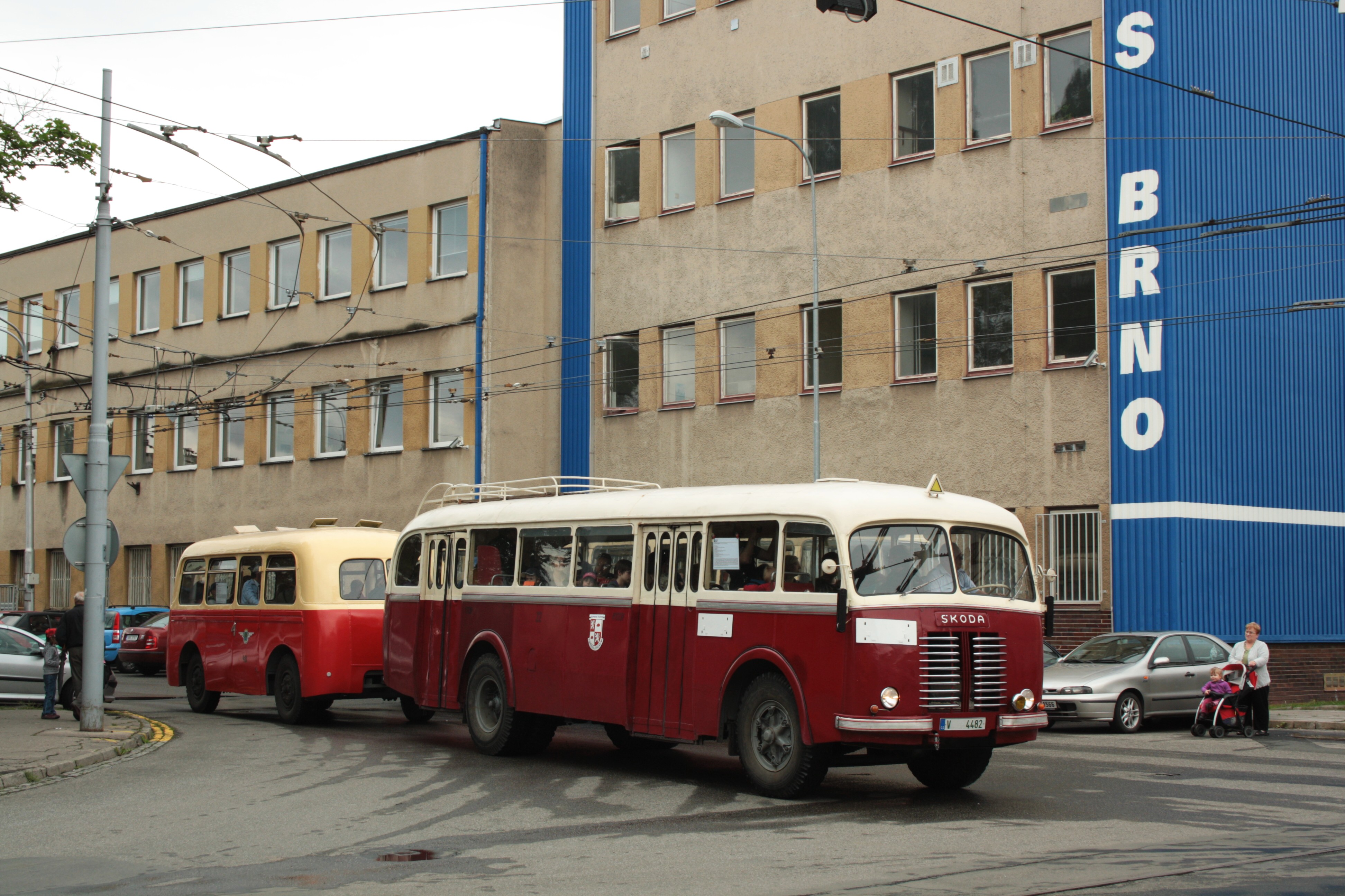 Brno, Husovice, Svitavská, BMUE 2012, Škoda 706 RO č. 22 a Karosa B 40 č. 48 (01)