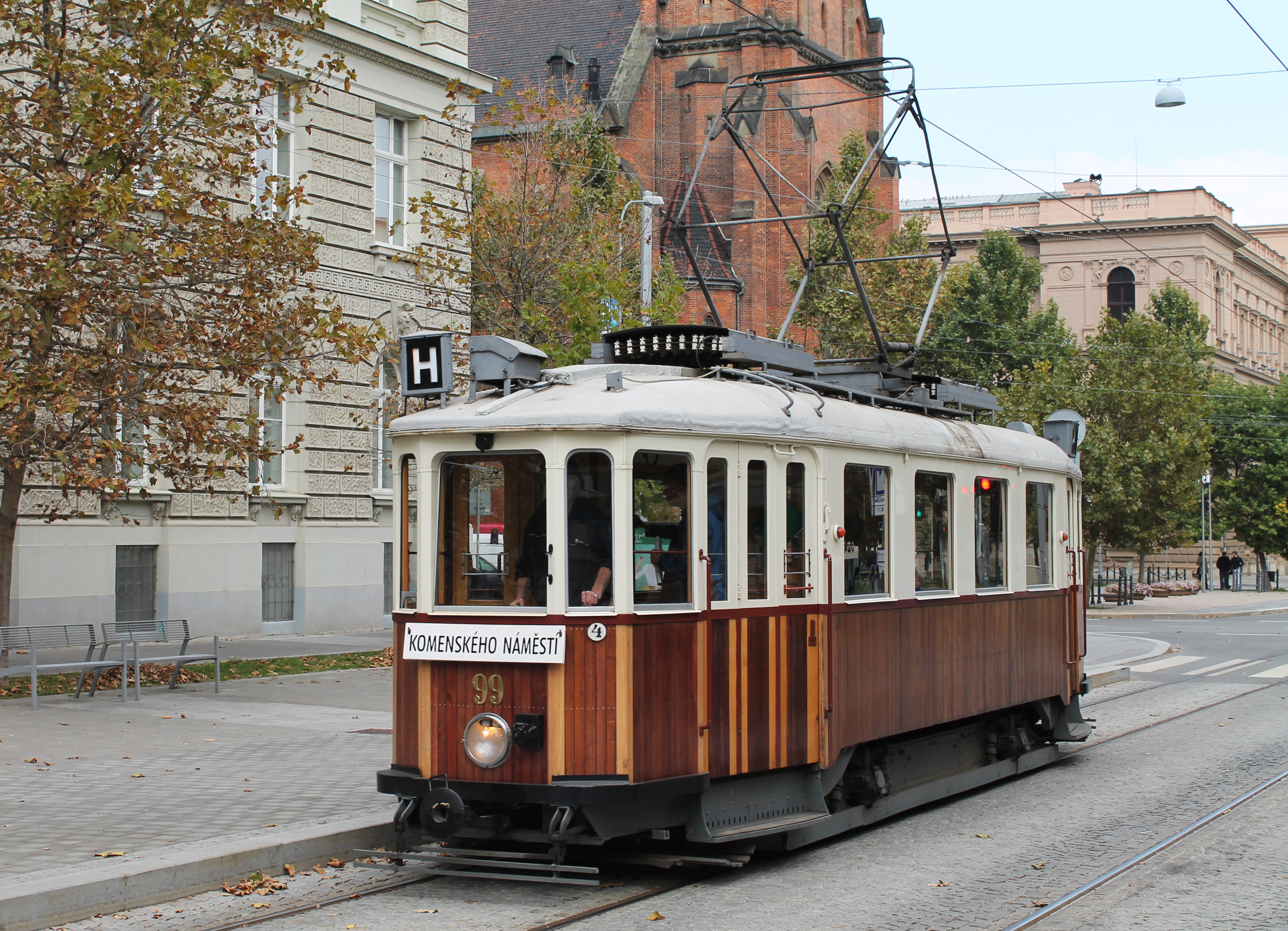 Brno, Joštova, tramvaj č. 99 (2013-09-29; 01)