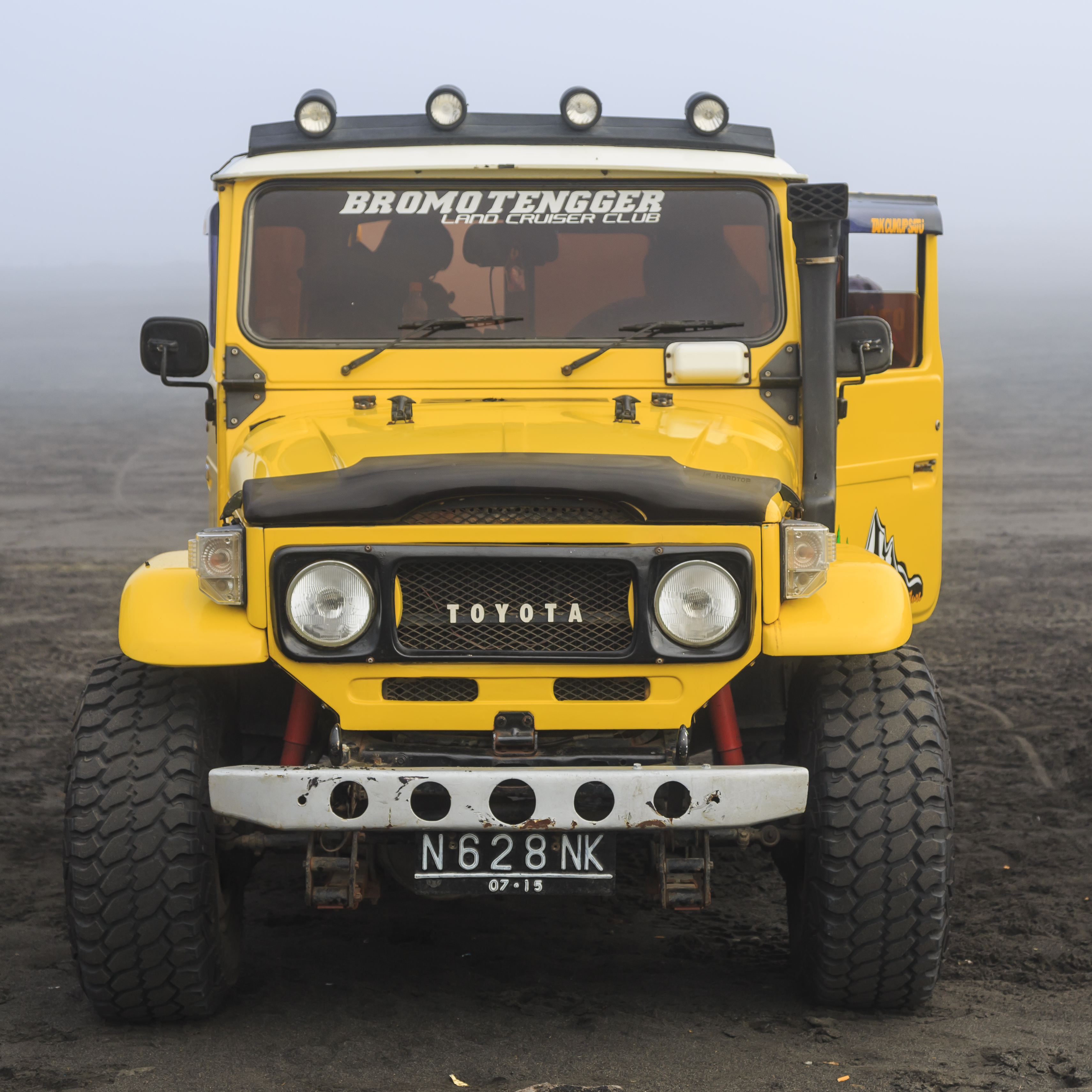 Bromo-Tengger-Semeru-National-Park Indonesia Toyota-Land-Cruiser-in-Caldera-01