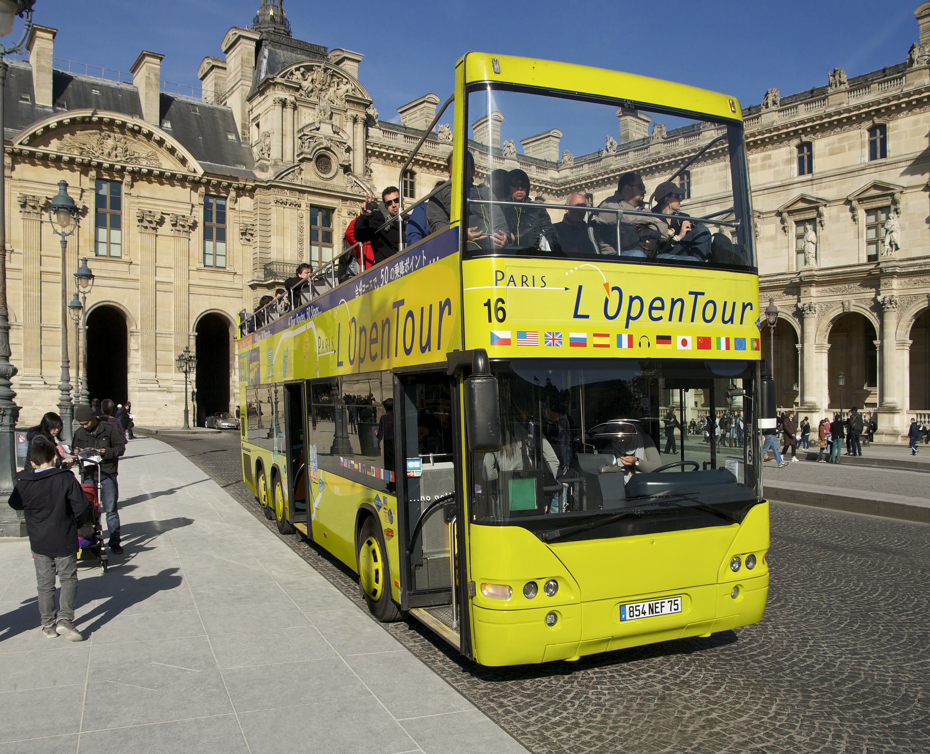 Bus touristes Louvre Paris