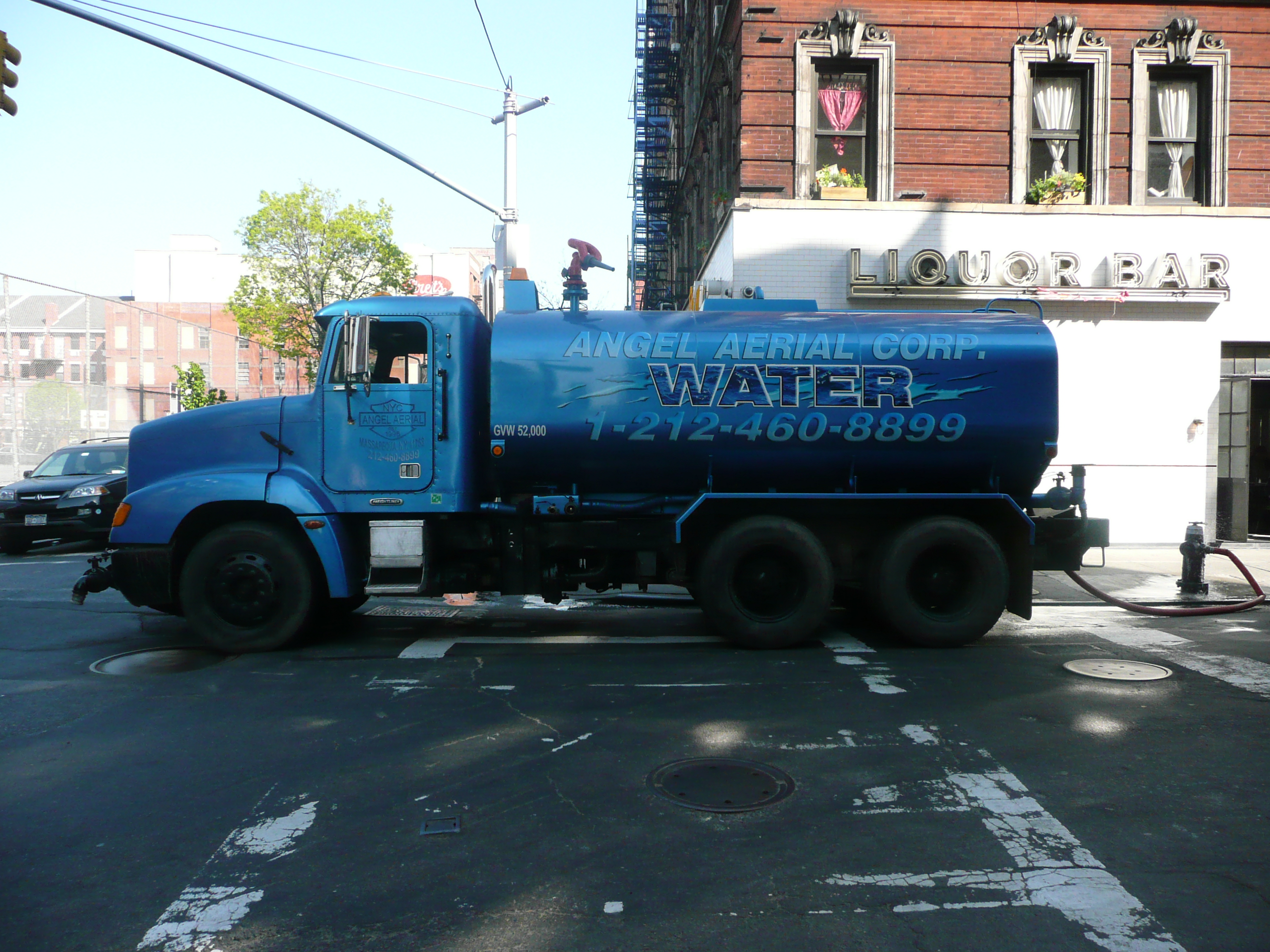 Camion azul del agua